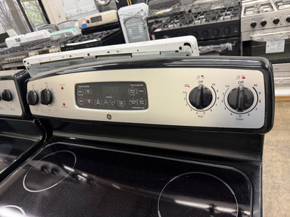 GE CleanDesign  JB640MPBS
30 Inch Electric Range with 4 Radiant Elements, 5.3 cu. ft. Self-Clean Oven, Dual Element Bake, Sabbath Mode, Storage Drawer and QuickSet III Controls: CleanSteel