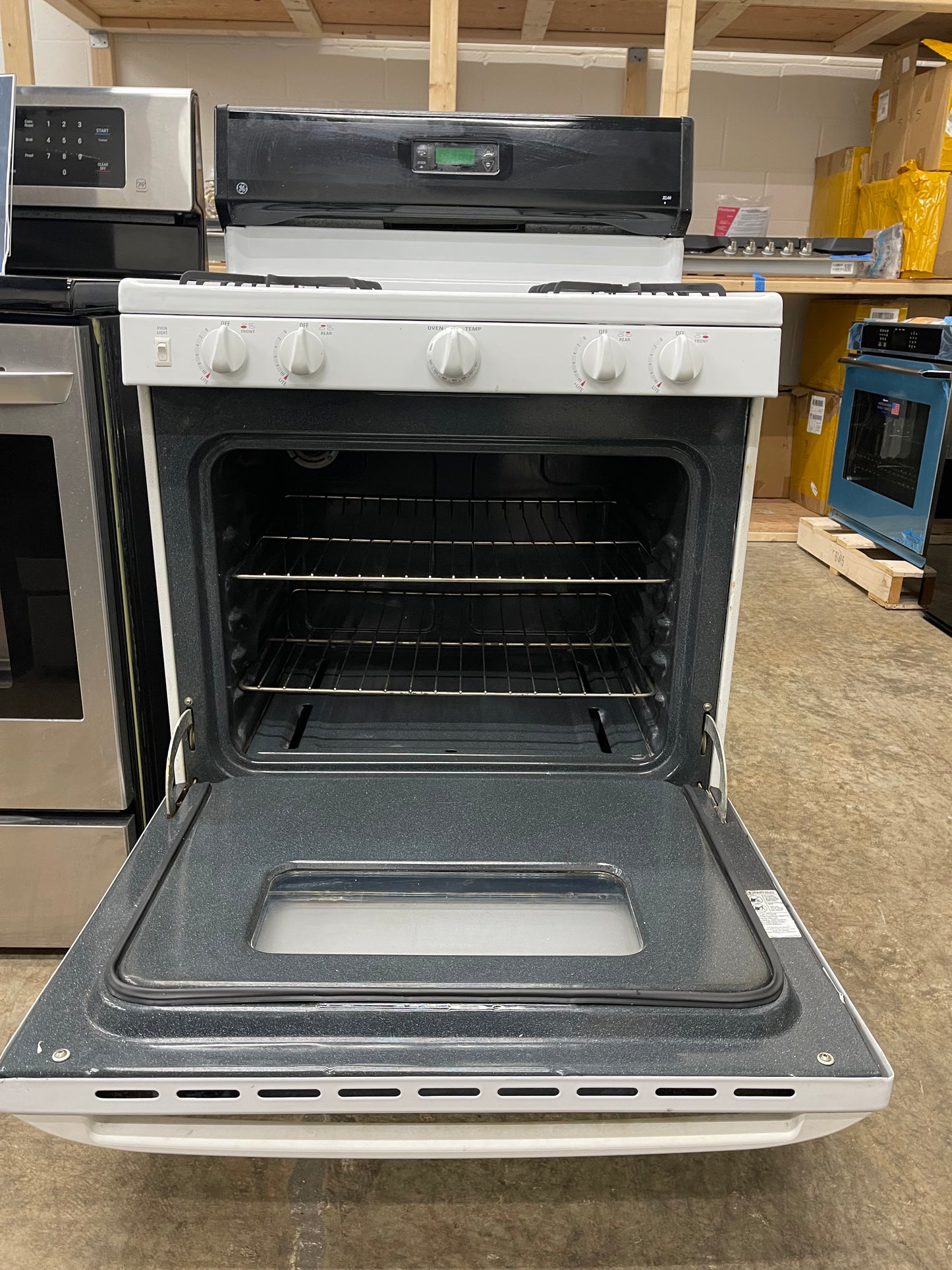 GE 30” Free‑Standing Gas Range JGBS17PEA4WH