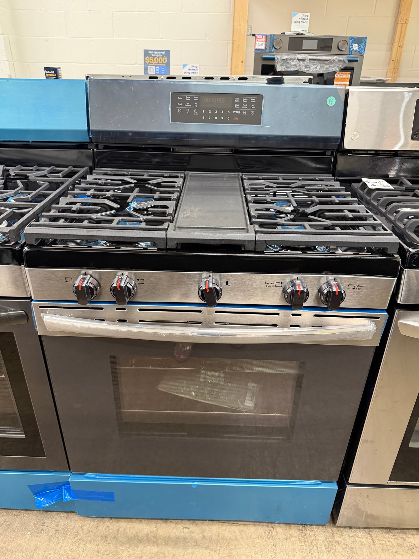 Frigidaire Gallery 30 in 5.1 cu-ft Gas Range with No Preheat + Air Fry in Smudge Proof Black Stainless Steel-Model #GCRG3060BDA
