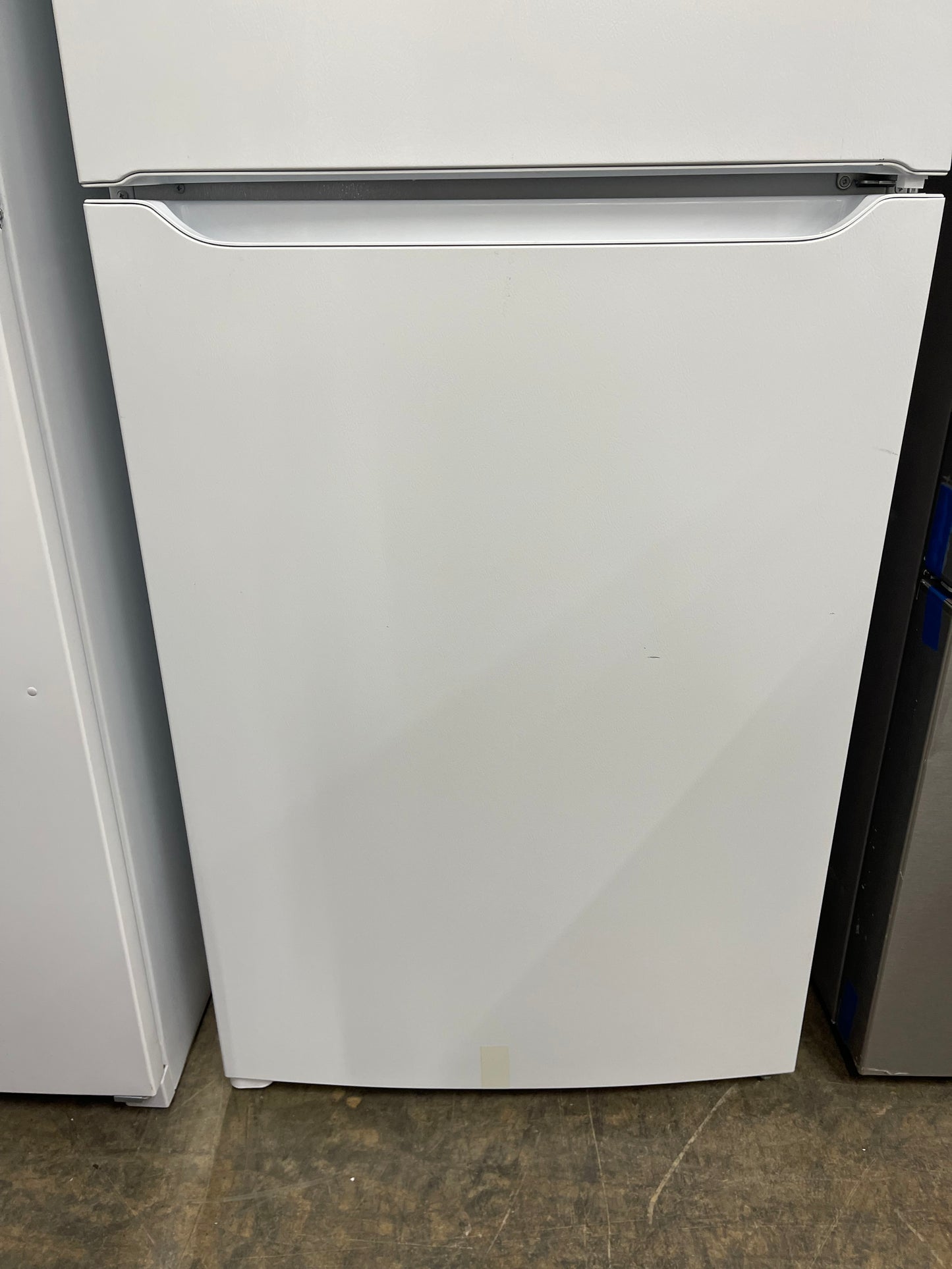 Frigidaire  FFTR1814WW
30 Inch Top Freezer Refrigerator with 18.3 Cu. Ft. Total Capacity, EvenTemp Cooling, Adjustable Shelves, Humidity-Controlled Crispers, Gallon Door Bins, LED Lighting, Ice Maker Ready, and ADA Compliant: White