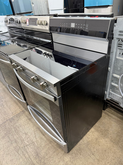 Whirlpool  WFES7530RZ
30 Inch Freestanding Electric Smart Range with 5 Radiant Elements, 5.3 cu. ft. Convection Oven