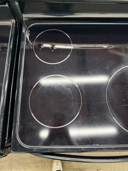 GE CleanDesign  JB640MPBS
30 Inch Electric Range with 4 Radiant Elements, 5.3 cu. ft. Self-Clean Oven, Dual Element Bake, Sabbath Mode, Storage Drawer and QuickSet III Controls: CleanSteel