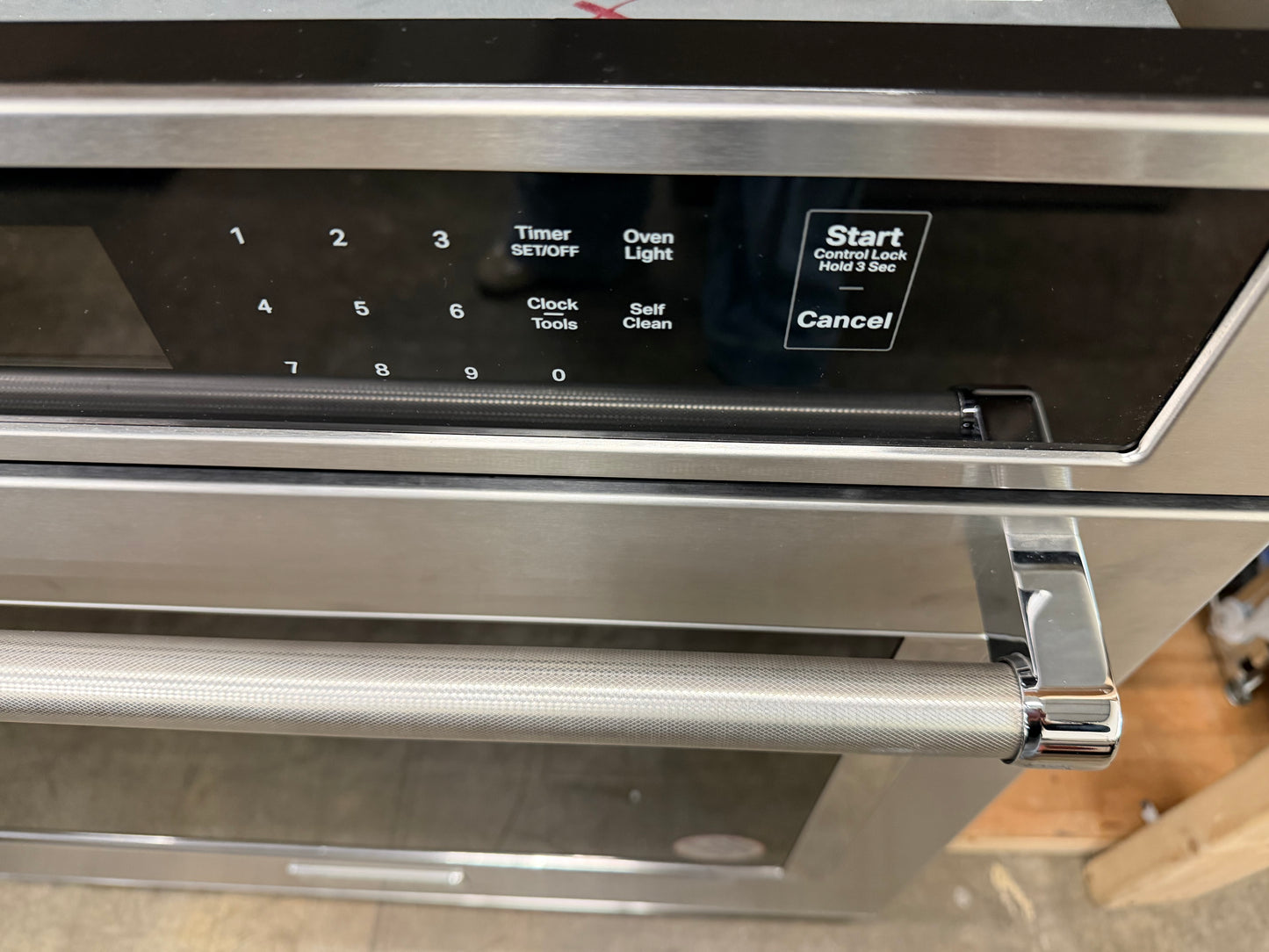 KitchenAid  KOES530PSS
30 Inch Single Electric Wall Oven with 5 Cu. Ft. Capacity, Air Fry Mode, Even-Heat True Convection, EasyConvect Conversion System, Even-Heat Preheat, Integrated Meat Thermometer, Self-Close Doors, Self-Cleaning Cycle, Sabbath Mod