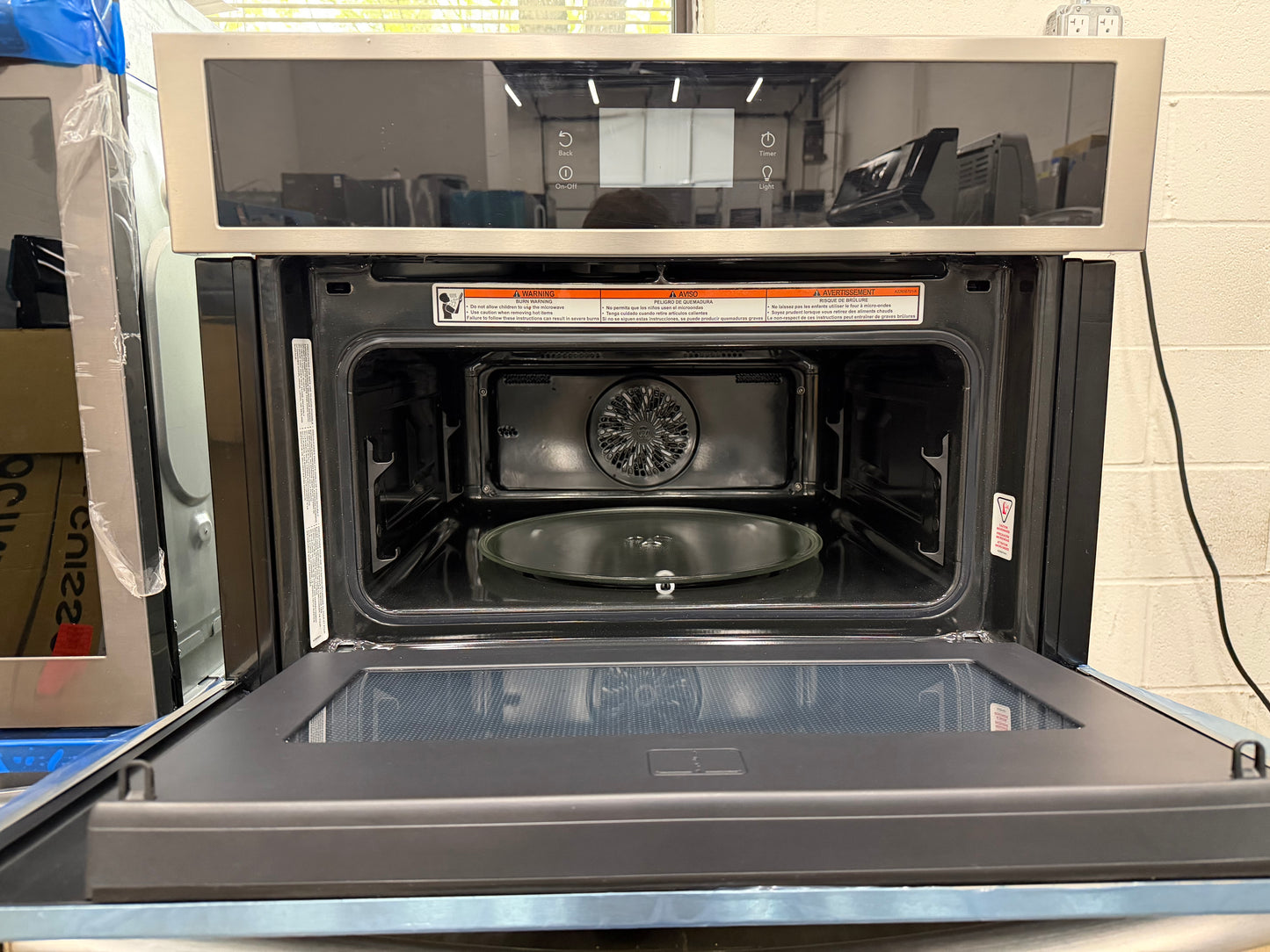Frigidaire  GCWS2767AF
27 Inch Single Electric Wall Oven with Air Fry, 3.8 Cu.Ft. Capacity, Total Convection, Self Clean, Touch Screen Control Panel, No Pre Heat, Steam Bake, Temperature Probe, Glide Rack, Air Sous Vide, Control Lock, Sabbath Mode