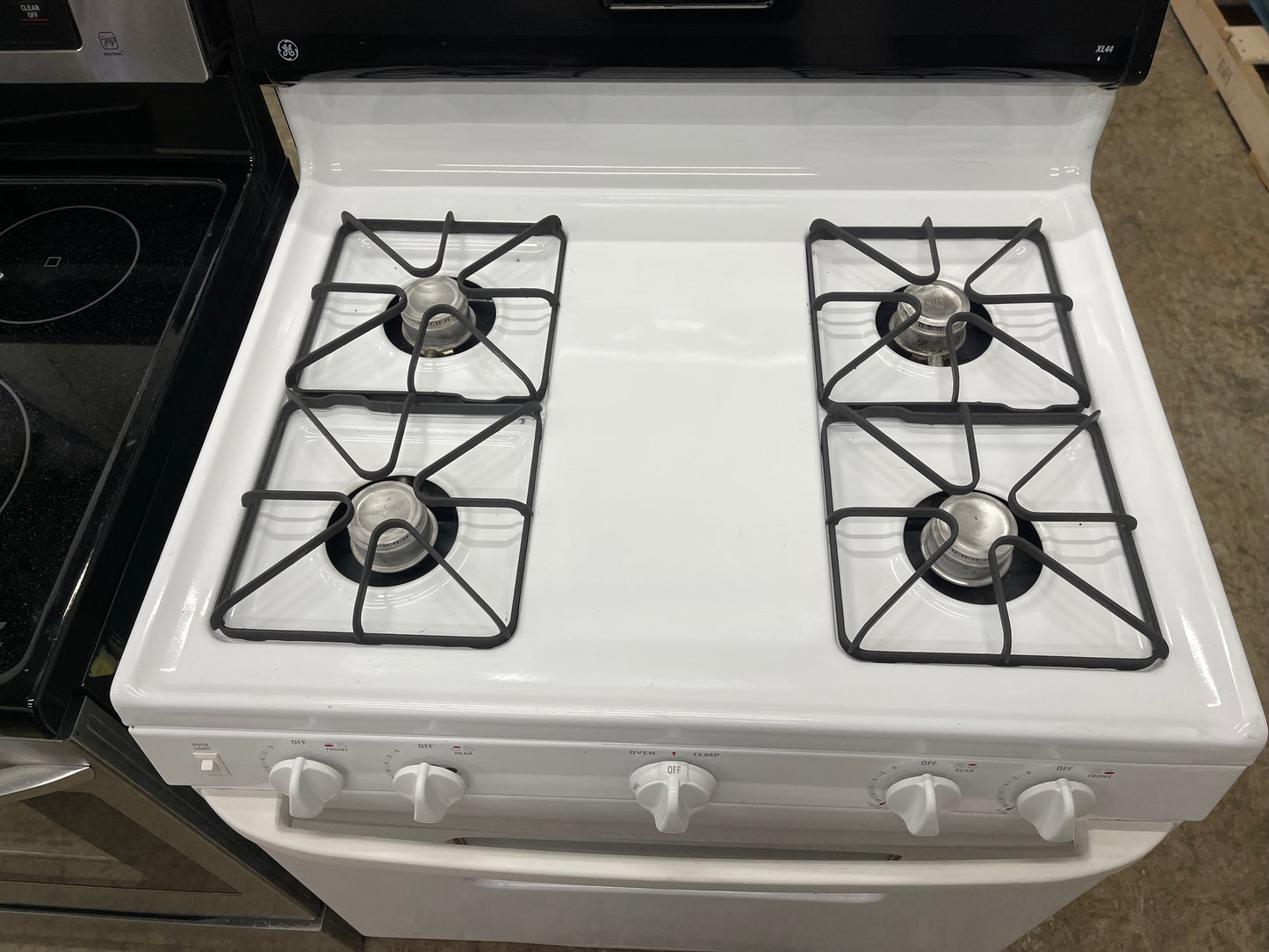 GE 30” Free‑Standing Gas Range JGBS17PEA4WH