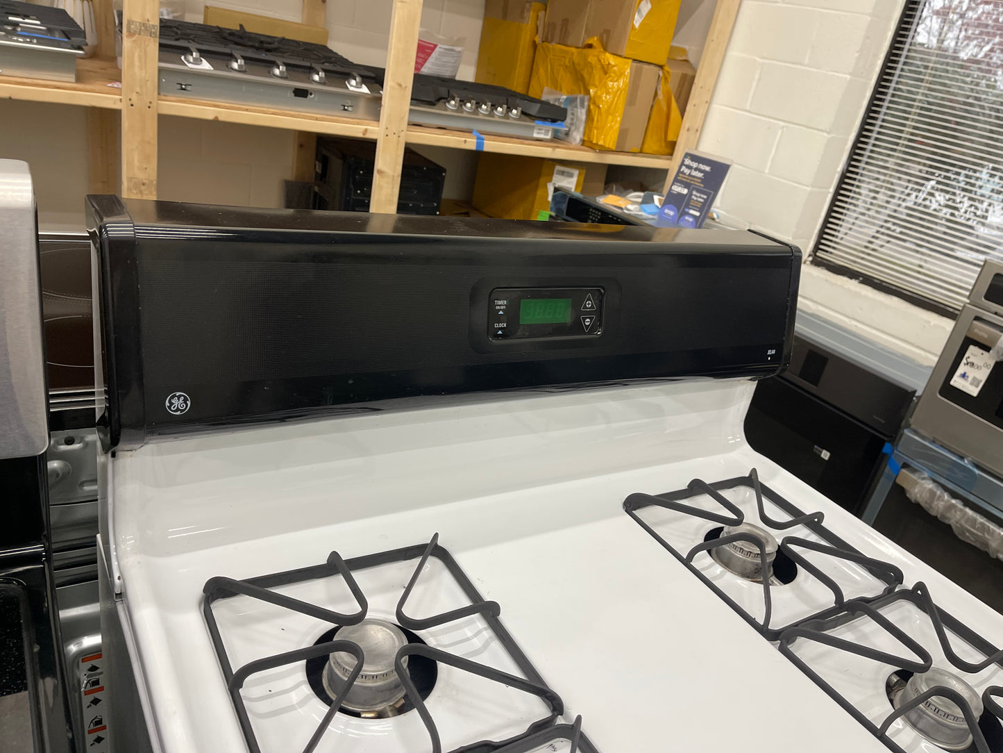 GE 30” Free‑Standing Gas Range JGBS17PEA4WH