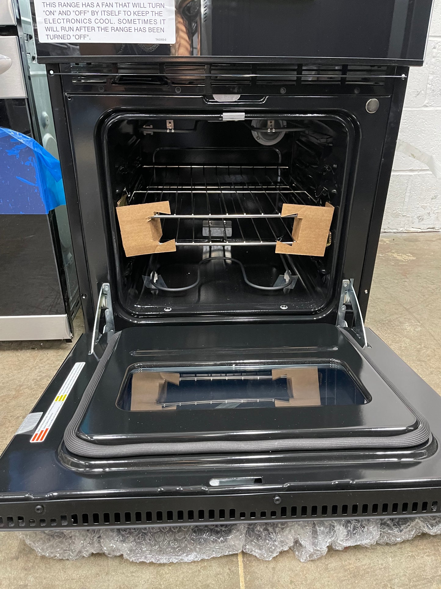 GE  JRP28BJBB
24 Inch Double Electric Wall Oven with 2.7 cu. ft. Upper Oven, SmartSet Controls and and 2.7 cu. ft. Lower Oven: Black