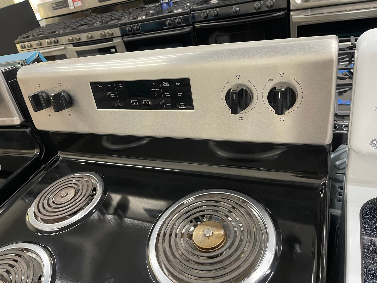 Whirlpool 30-in 4 burners 4.8-cu ft Freestanding Electric Range ( Stainless Steel )
Model #WFC150M0JS