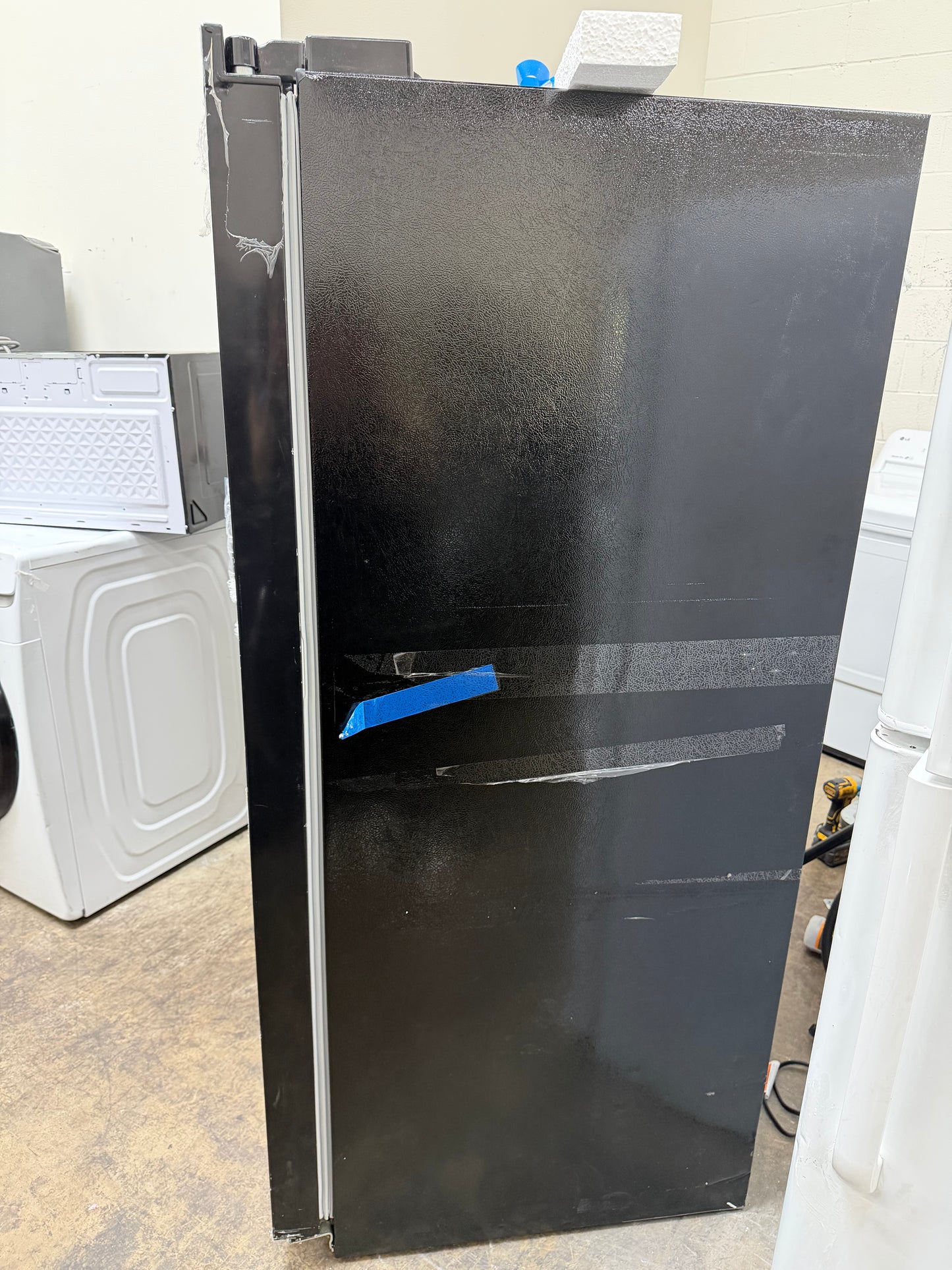 Frigidaire 25.6-cu ft Standard-Depth 36-in Wide Side-by-Side Refrigerator with Ice Maker ,Water and Ice Dispenser ( Black )