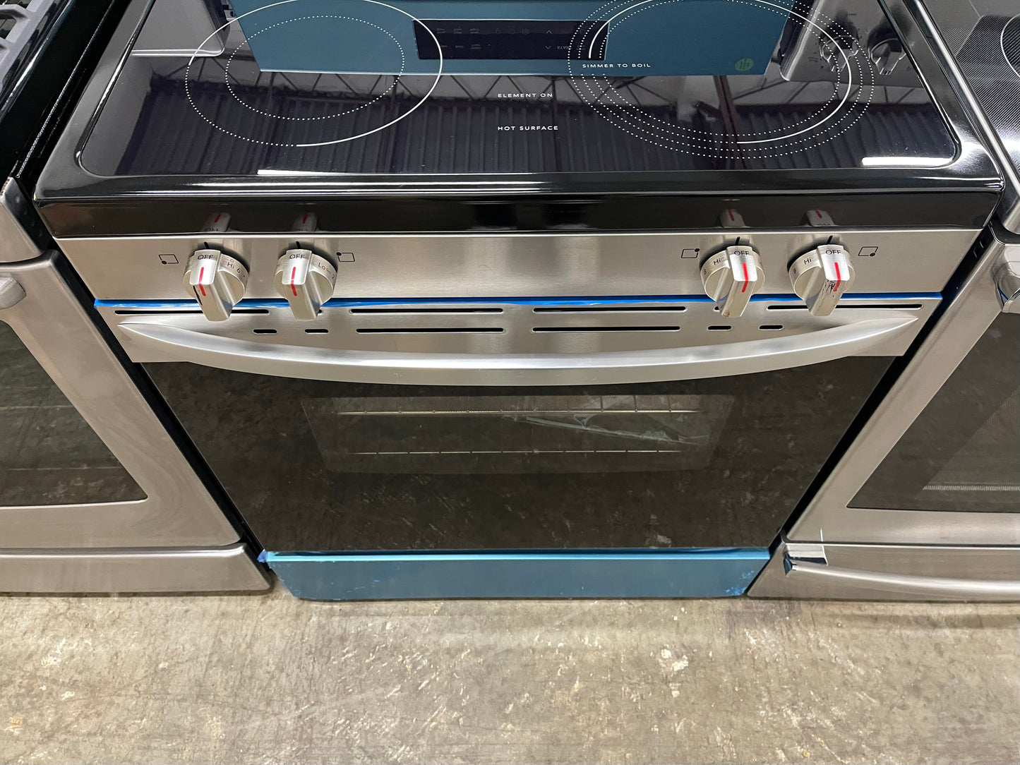 Frigidaire  FCRE3062AS
30 Inch Freestanding Electric Range with 5 Elements, 5.3 cu. ft. Capacity