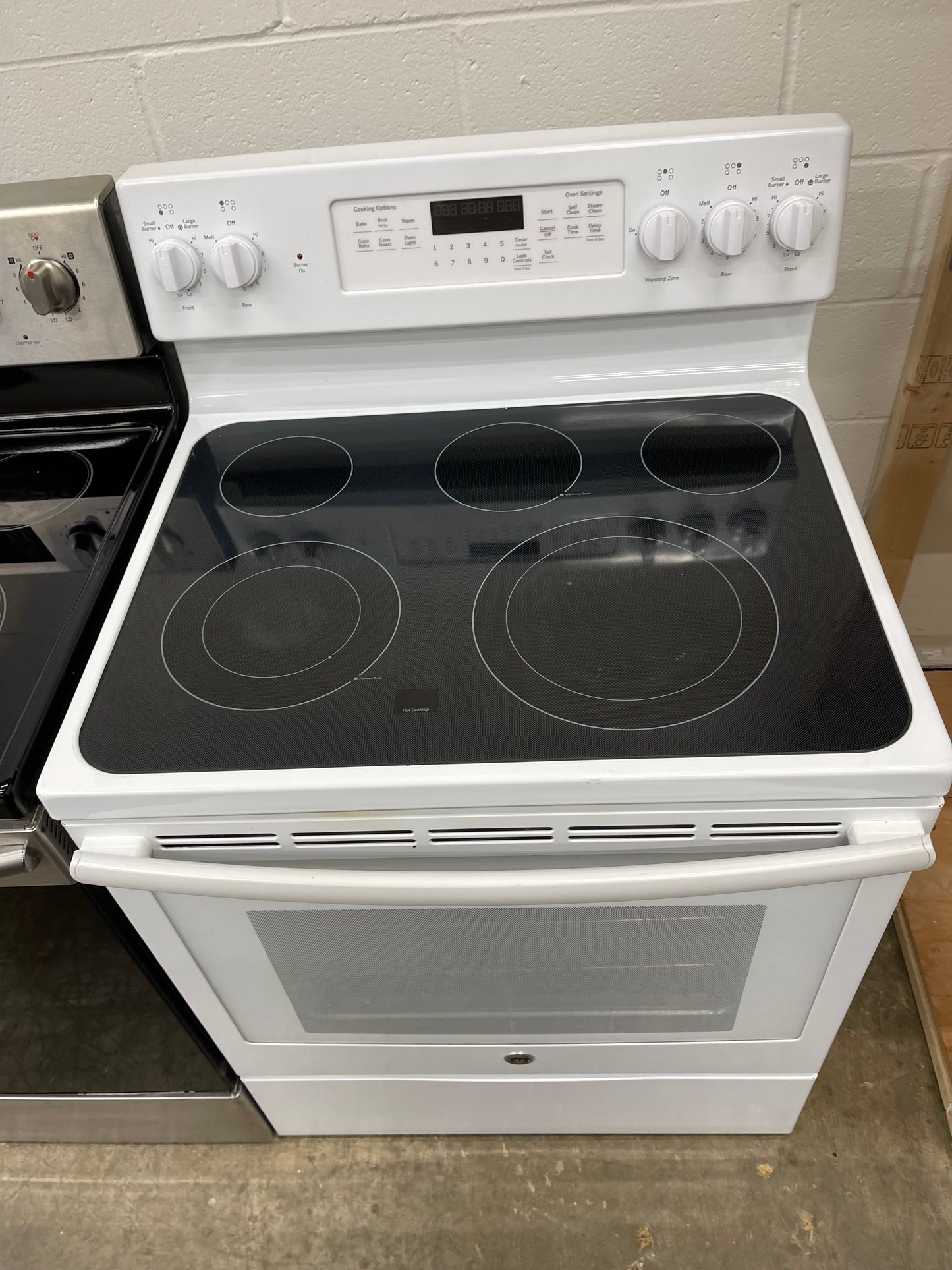 GE  JB750DJWW
30 Inch Freestanding Electric Range with True Convection, Fast Preheat, Power Boil, Warming Zone, Steam Self-Clean and 5 Smoothtop Elements 5.3 cu. ft. Oven: White