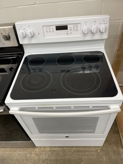 GE  JB750DJWW
30 Inch Freestanding Electric Range with True Convection, Fast Preheat, Power Boil, Warming Zone, Steam Self-Clean and 5 Smoothtop Elements 5.3 cu. ft. Oven: White