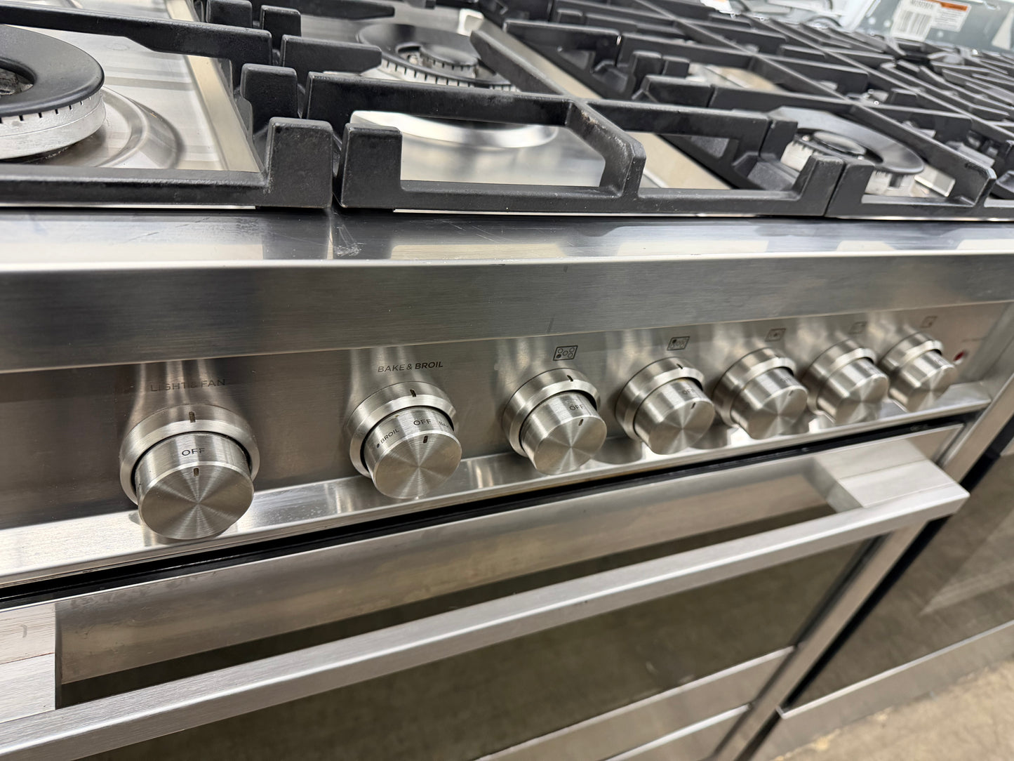 Fisher & Paykel  OR36SDBMX1
36 Inch Freestanding Gas Range with 5 Sealed Burners, 3.6 cu. ft. Convection Oven Capacity, Manual Clean and Storage Drawer