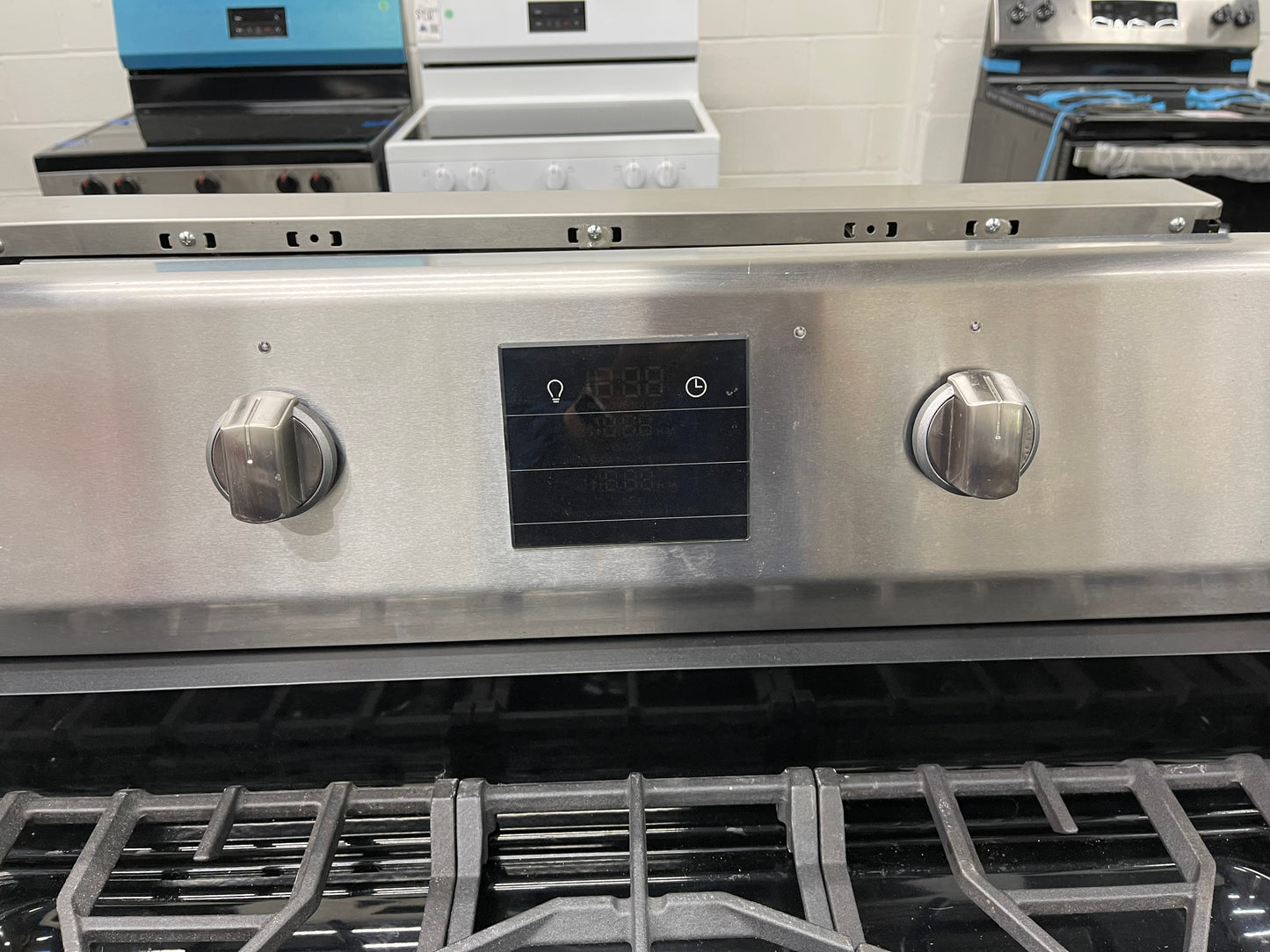 Frigidaire Professional 30-in 5 Burners 5.6-cu ft Self Cleaning Freestanding Gas Range in Stainless Steel-Model #FPGF3077QF