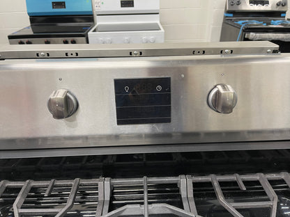 Frigidaire Professional 30-in 5 Burners 5.6-cu ft Self Cleaning Freestanding Gas Range in Stainless Steel-Model #FPGF3077QF