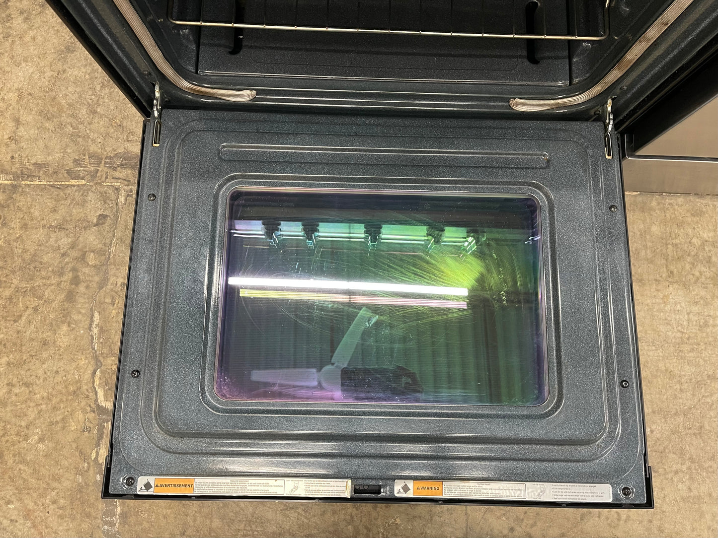 Whirlpool  WFG525S0HS
30 Inch Freestanding Gas Range with Frozen Bake Technology, SpeedHeat Burner, SpillGuard™ Cooktop, Center Oval Burner, Temperature Sensor, Closed Door Broiling, Control Lock and Self-Cleaning: Black-on-Stainless