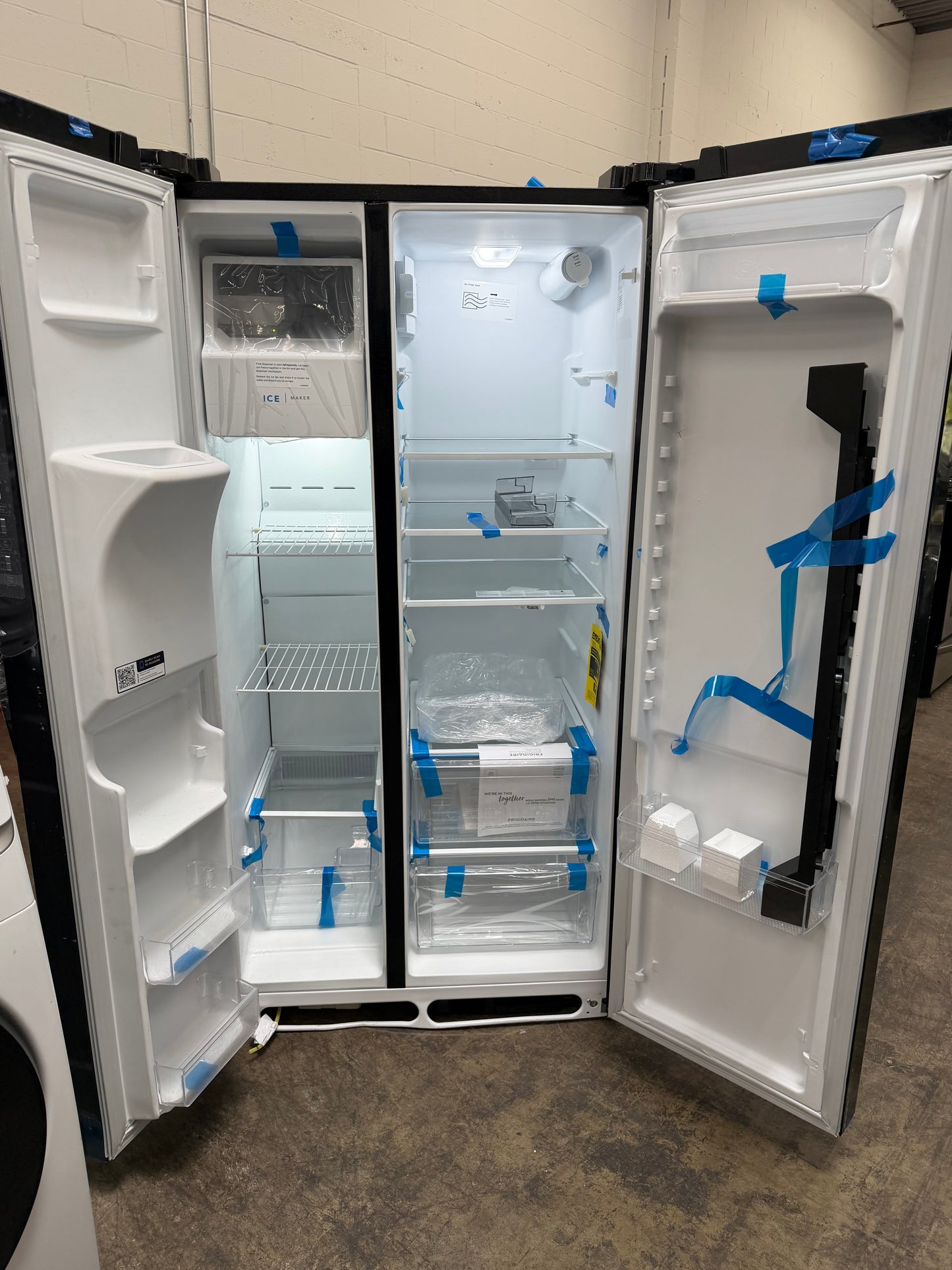 Frigidaire 25.6-cu ft Standard-Depth 36-in Wide Side-by-Side Refrigerator with Ice Maker ,Water and Ice Dispenser ( Black )