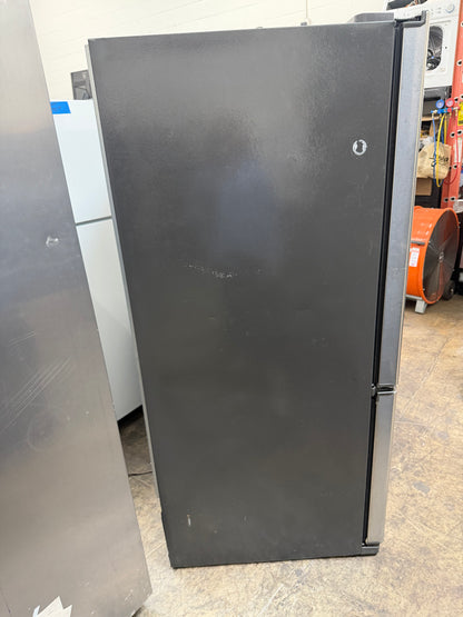 GE 33in  French Door Refrigerator Model: GNS22ESEBFSS
