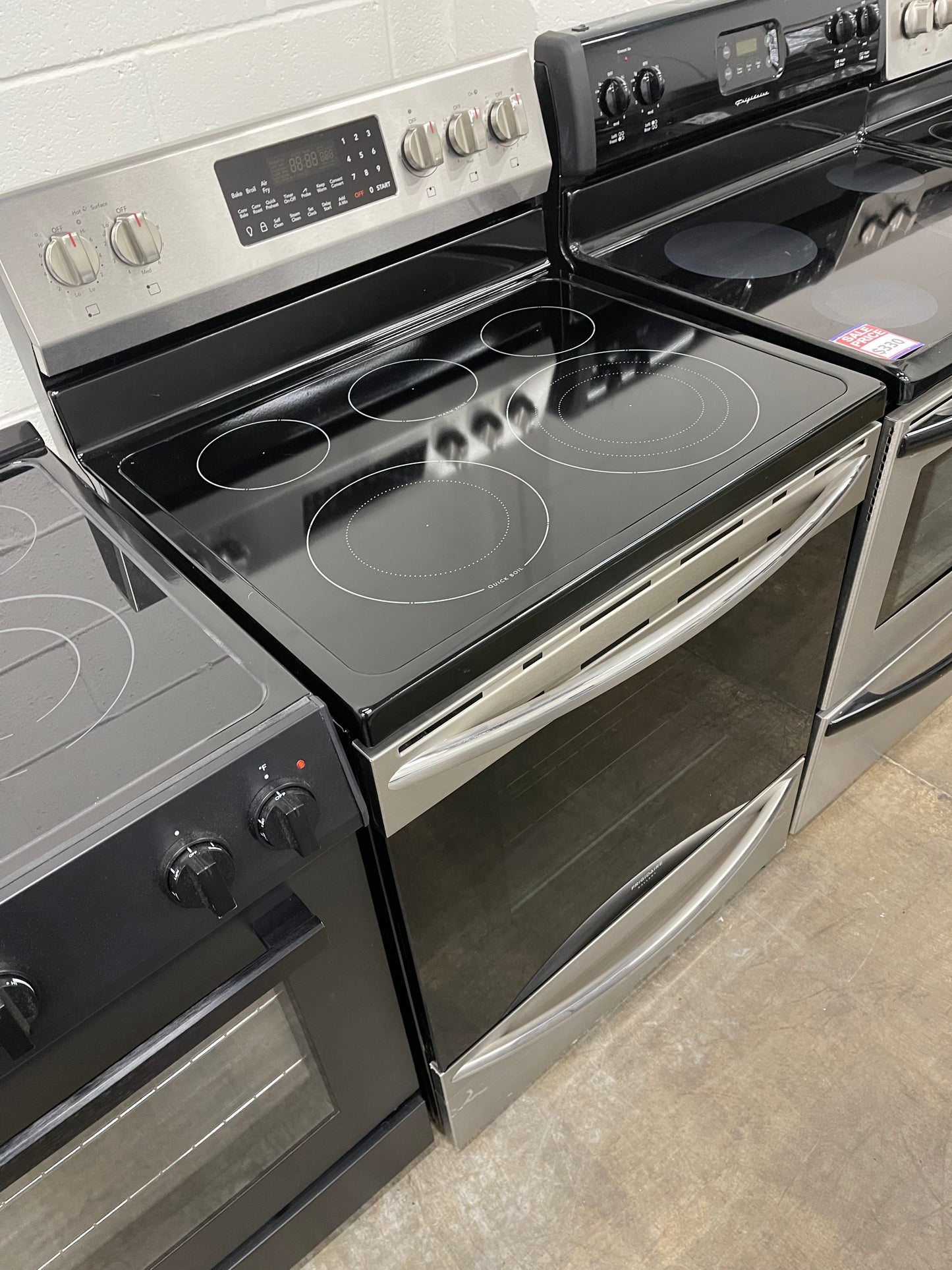 GCRE3060AF
Frigidaire Gallery 30'' Freestanding Electric Range with Air Fry