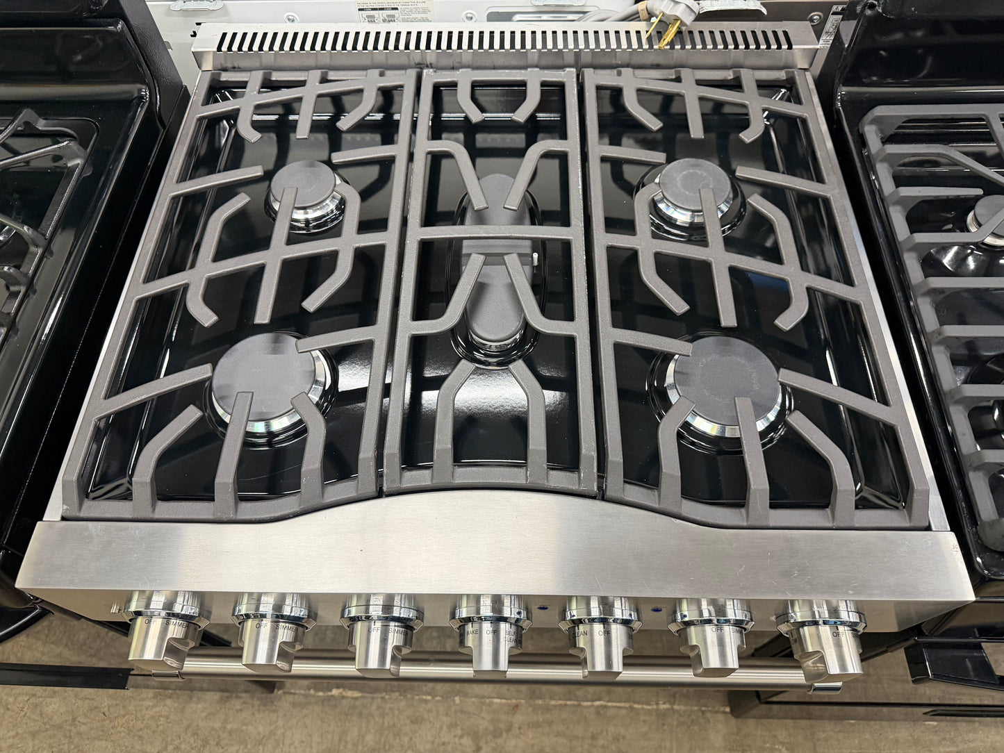 Viking 3 Series  RVDR33025BSSLP
30 Inch Freestanding Dual Fuel Range with 5 Sealed Burners, 4.7 Cu. Ft. Capacity, Continuous Grates, Self-Clean, TruConvection Cooking, Vari-Speed Dual Flow Convection, SureSpark Ignition System and TruGlide Oven