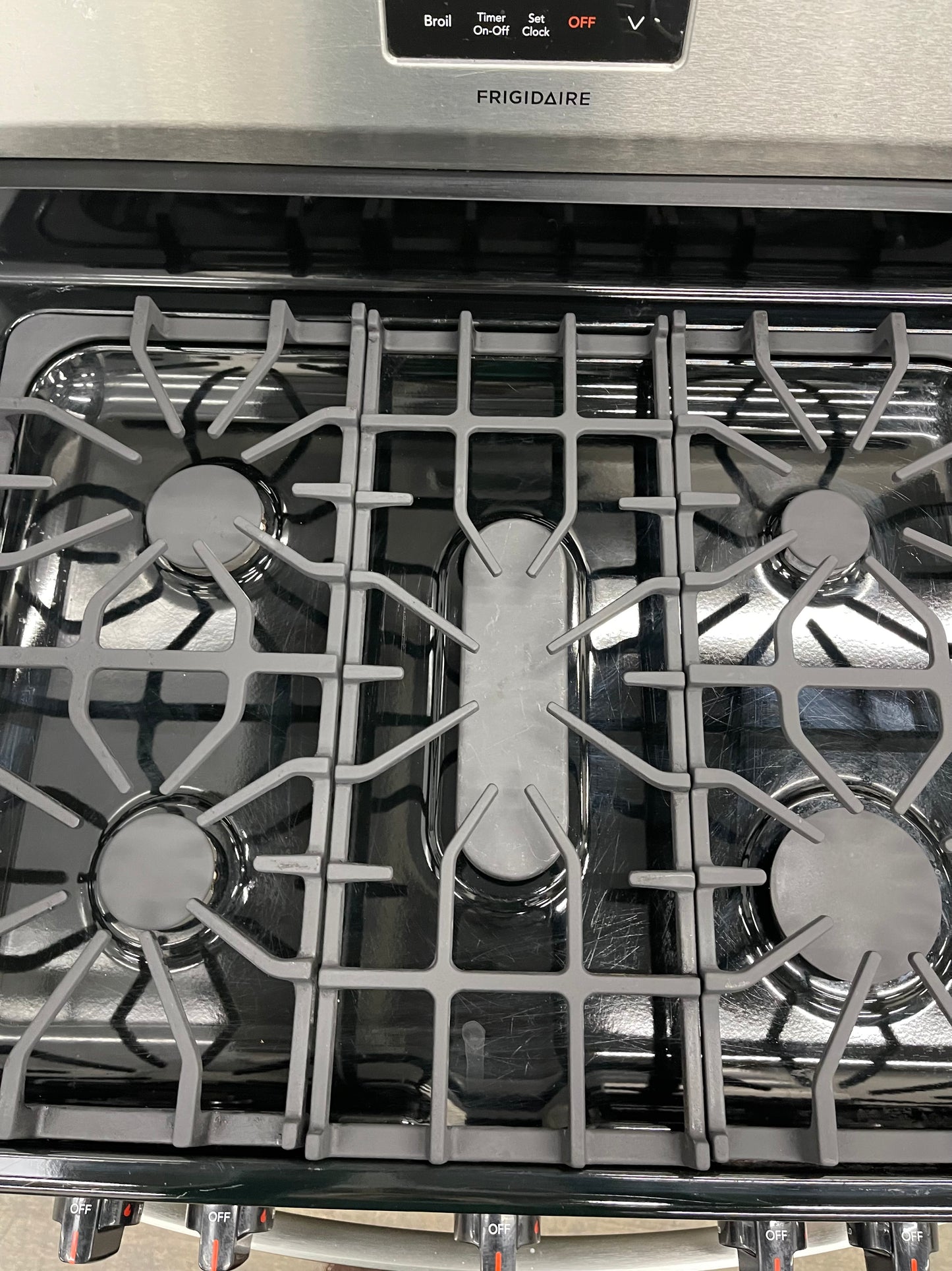 Overview
The Frigidaire FCRG305LAF is a 30-in freestanding gas range with five burners and a 5.0 cu ft capacity oven. It has a stainless steel exterior and a storage drawer. The cooktop features five sealed gas burners, including a 16,000 BTU Quick Boil B