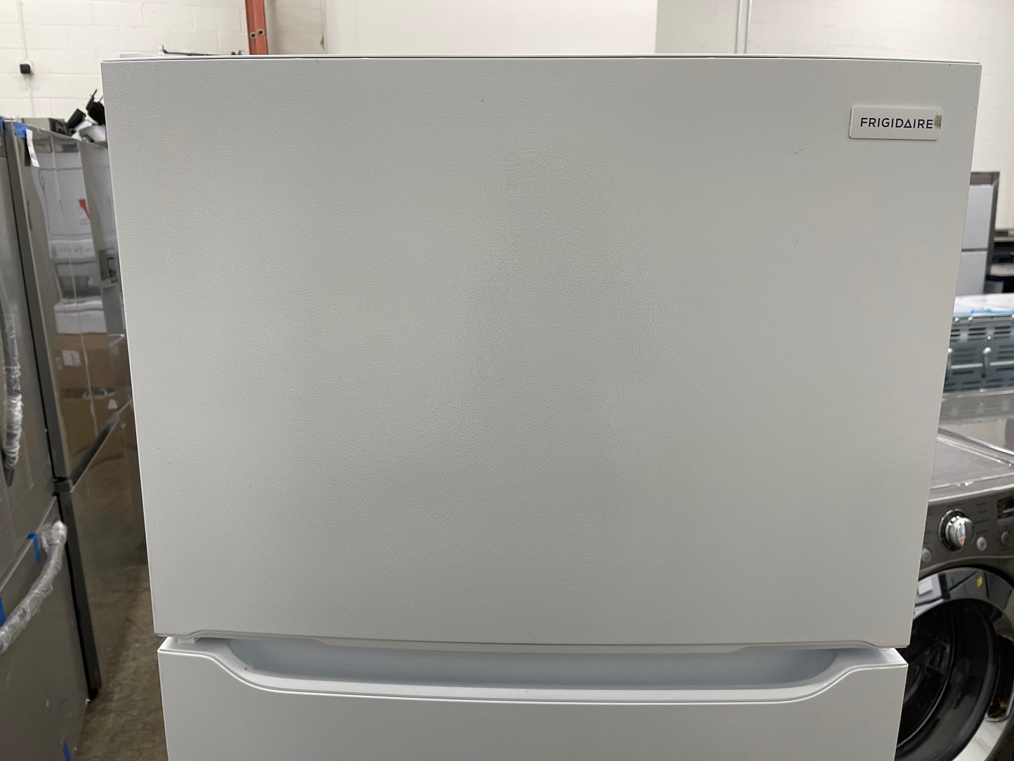 Frigidaire  FFTR1814WW
30 Inch Top Freezer Refrigerator with 18.3 Cu. Ft. Total Capacity