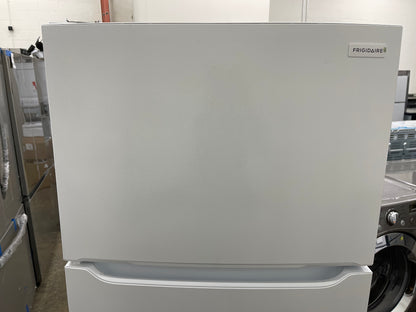 Frigidaire  FFTR1814WW
30 Inch Top Freezer Refrigerator with 18.3 Cu. Ft. Total Capacity