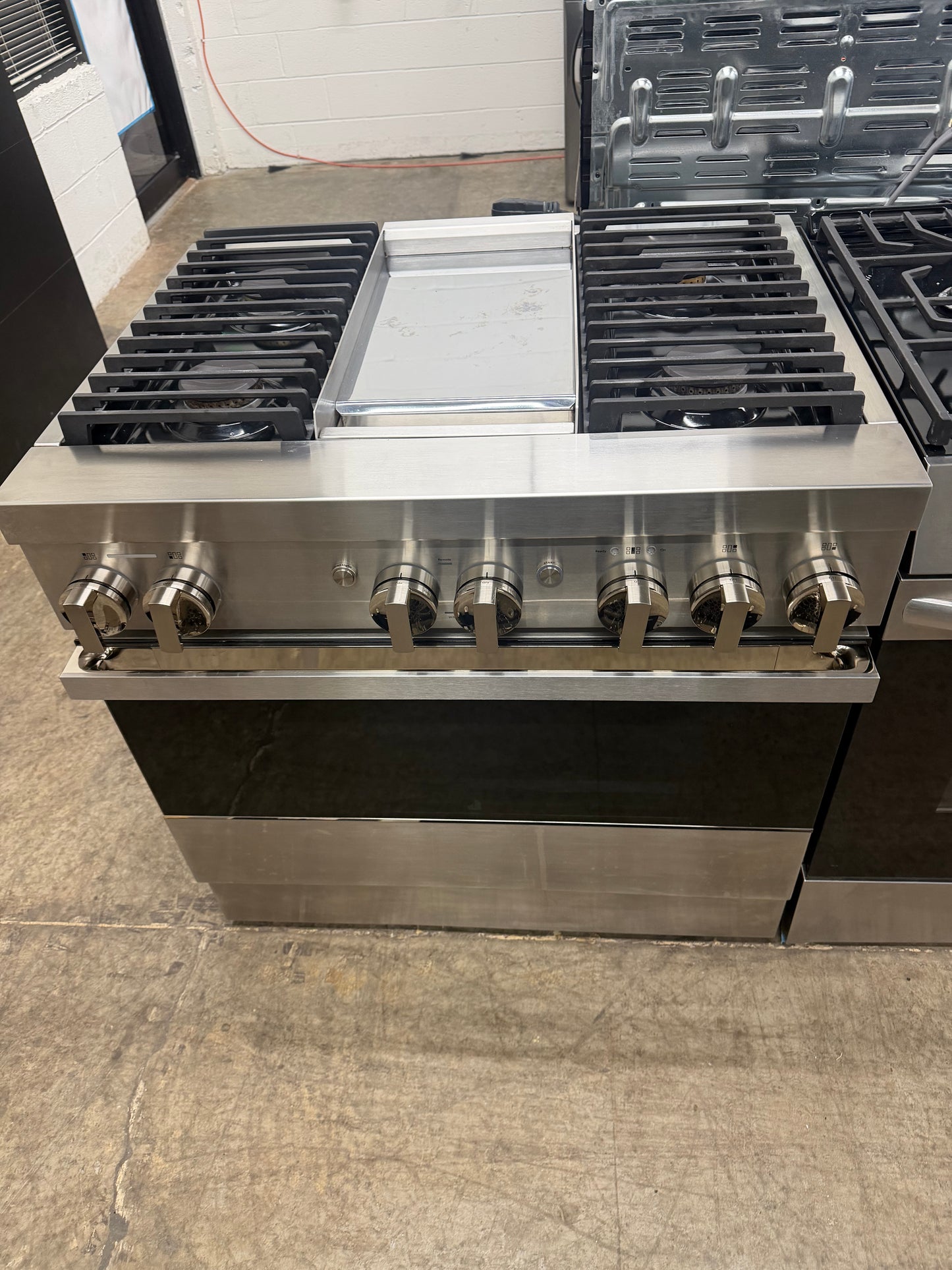 JennAir NOIR   JDRP536HM
36 Inch Smart Dual Fuel Professional Range with 4 Sealed Burners, 5.1 cu. ft. Oven Capacity, WiFi, Smart Integration, Chrome-Infused Griddle, CustomClean , Cinematic Lighting, JennAirCulinary Center, Dual-Fan True Convection, Du