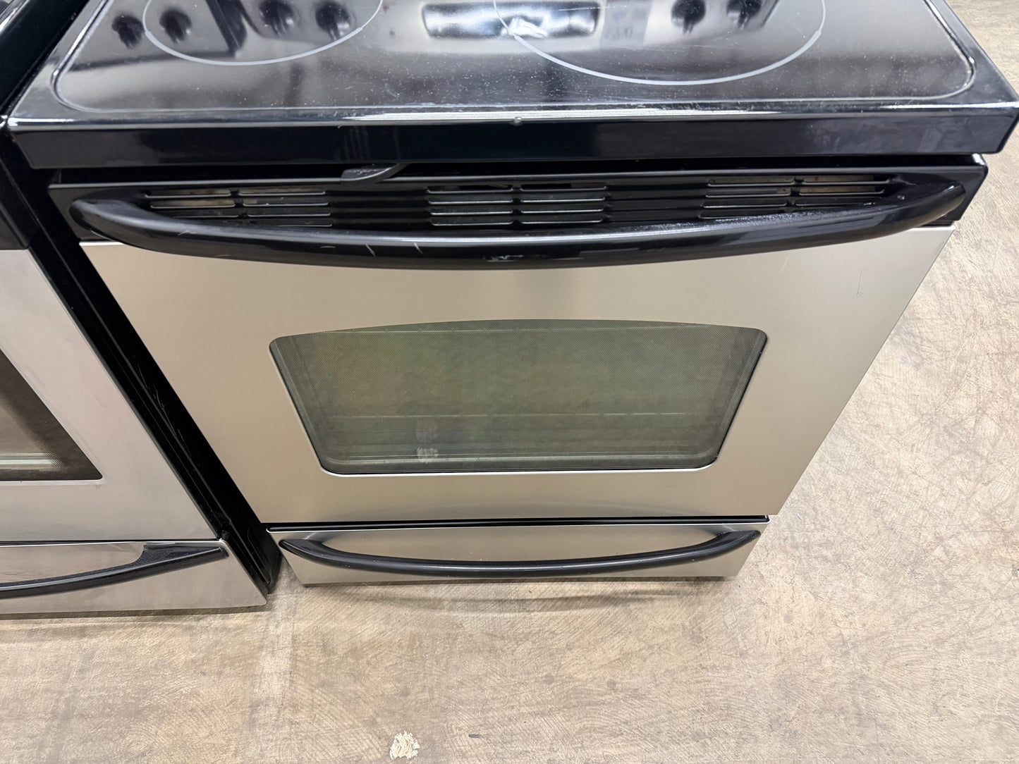 GE CleanDesign  JB640MPBS
30 Inch Electric Range with 4 Radiant Elements, 5.3 cu. ft. Self-Clean Oven, Dual Element Bake, Sabbath Mode, Storage Drawer and QuickSet III Controls: CleanSteel