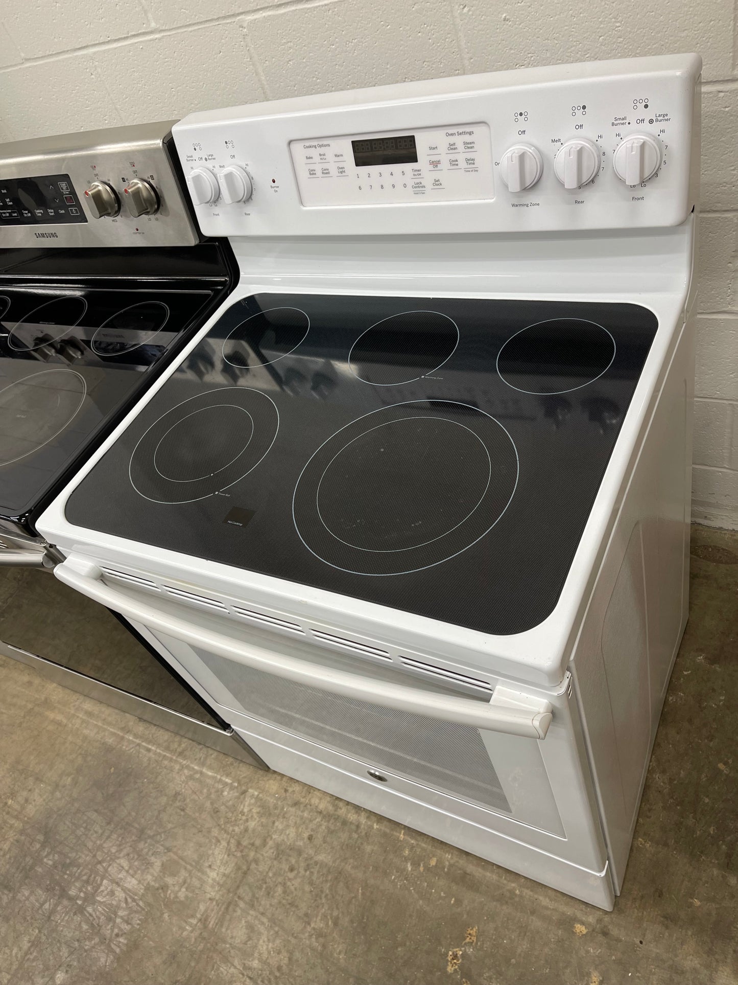 GE  JB750DJWW
30 Inch Freestanding Electric Range with True Convection, Fast Preheat, Power Boil, Warming Zone, Steam Self-Clean and 5 Smoothtop Elements 5.3 cu. ft. Oven: White