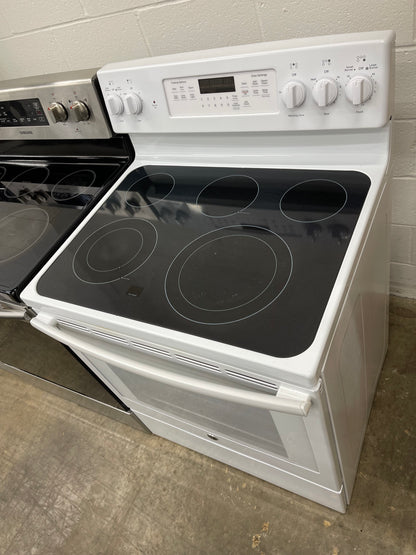 GE  JB750DJWW
30 Inch Freestanding Electric Range with True Convection, Fast Preheat, Power Boil, Warming Zone, Steam Self-Clean and 5 Smoothtop Elements 5.3 cu. ft. Oven: White