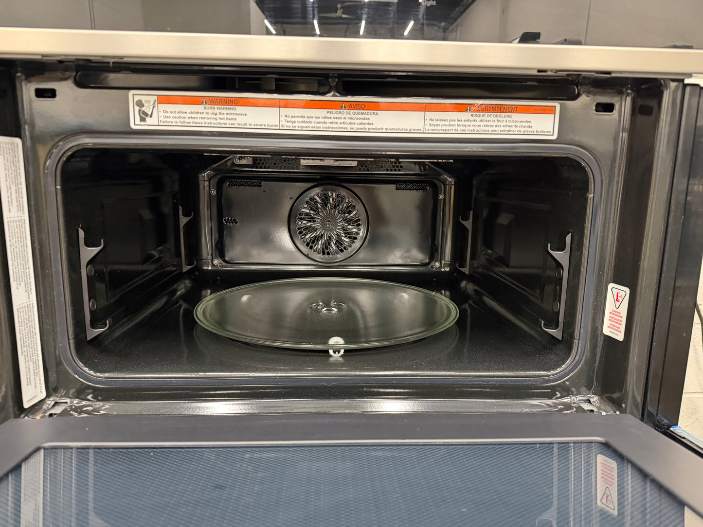 Frigidaire  GCWS2767AF
27 Inch Single Electric Wall Oven with Air Fry, 3.8 Cu.Ft. Capacity, Total Convection, Self Clean, Touch Screen Control Panel, No Pre Heat, Steam Bake, Temperature Probe, Glide Rack, Air Sous Vide, Control Lock, Sabbath Mode