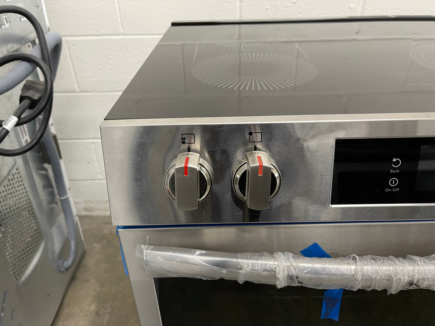 Frigidaire Gallery Series  GCFE3060BF
30 Inch Freestanding Electric Range with 5 Elements, 6.2 cu. ft. Total Convection Oven, Bridge Element, Steam+Self Clean, Storage Drawer, ADA Compliant, and Star-K: Stainless Steel