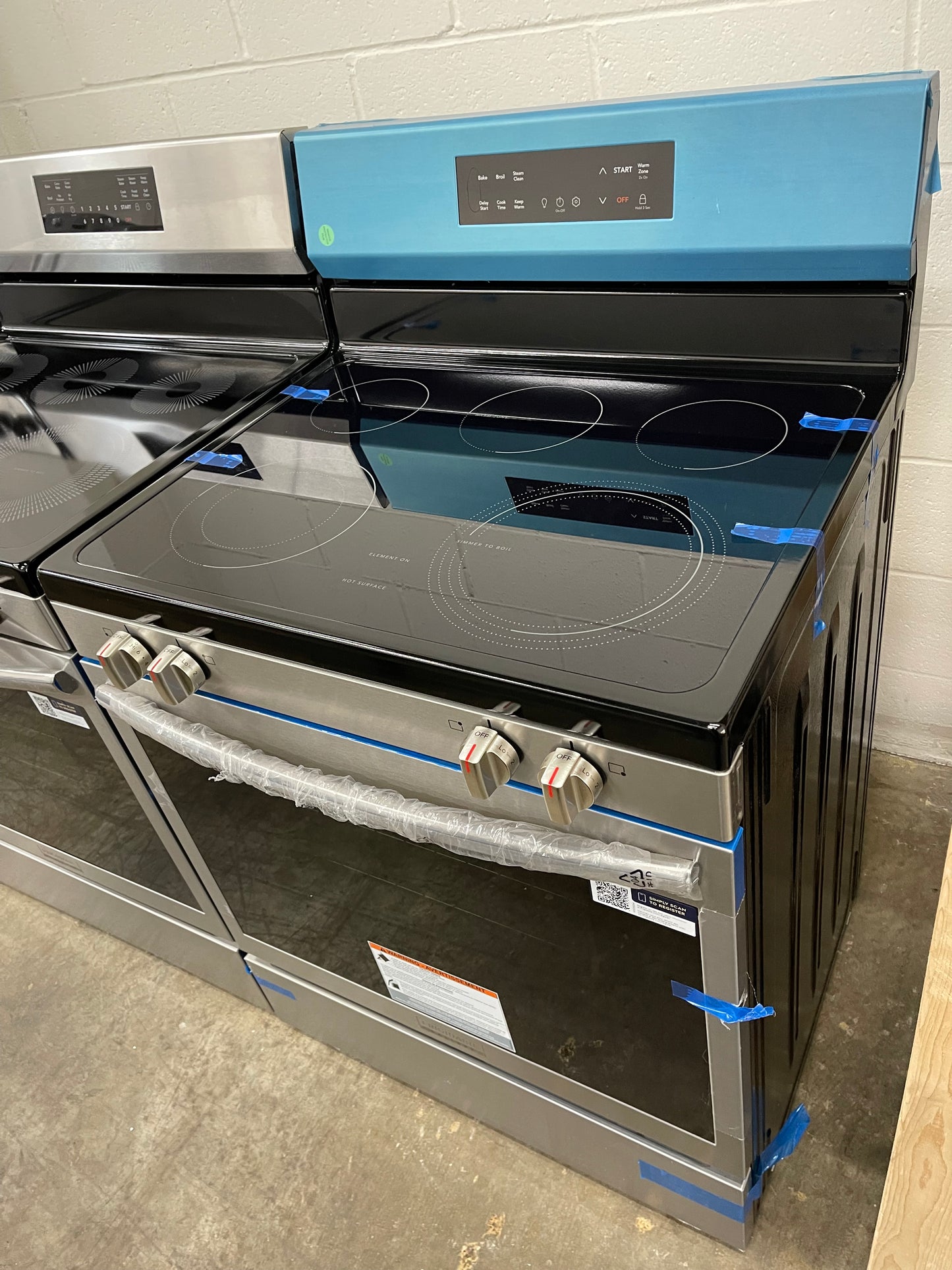 Frigidaire 30-in Glass Top 5 burners 5.3-cu ft Freestanding Electric Range ( Fingerprint Resistant Stainless Steel )
Model #FCRE306LAF