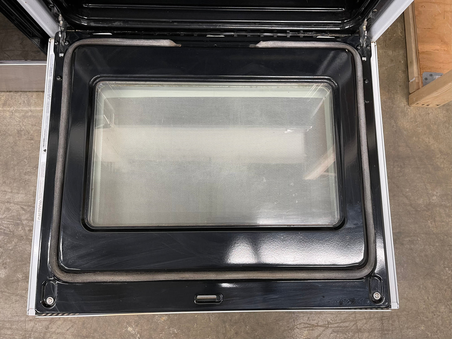 GE  JB750DJWW
30 Inch Freestanding Electric Range with True Convection, Fast Preheat, Power Boil, Warming Zone, Steam Self-Clean and 5 Smoothtop Elements 5.3 cu. ft. Oven: White