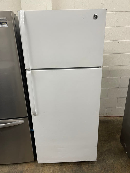 GE  GTH18GBDWW
18.1 cu. ft. Top-Freezer Refrigerator with 2 Adjustable Spill Proof Glass Shelves, 2 Adjustable Humidity Crispers, Gallon Storage, Upfront Temperature Controls and Optional Ice Maker: White