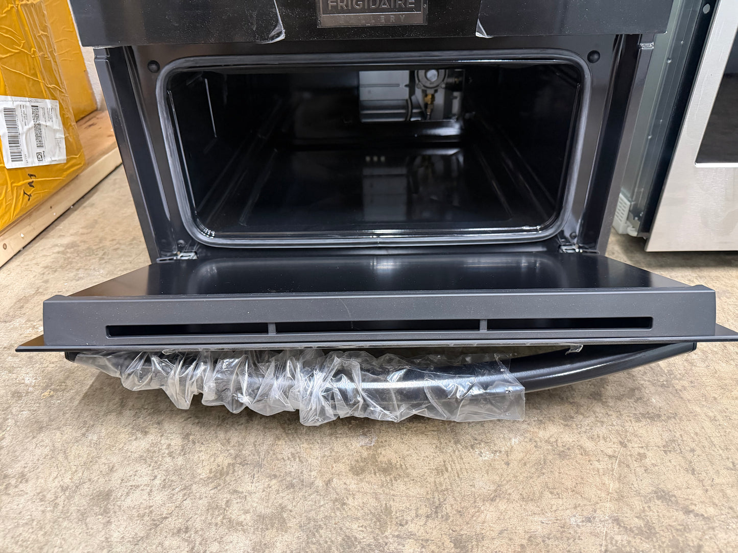 Frigidaire  GCWG2438AB
24 Inch Single Gas Wall Oven with 2.8 Cu.Ft. Capacity, Air Fry, True Convection, Steam Bake, Quick Preheat, Self Clean, Steam Roast, Touch Screen Control Panel, Sabbath Mode, and Star-K Certified: Black