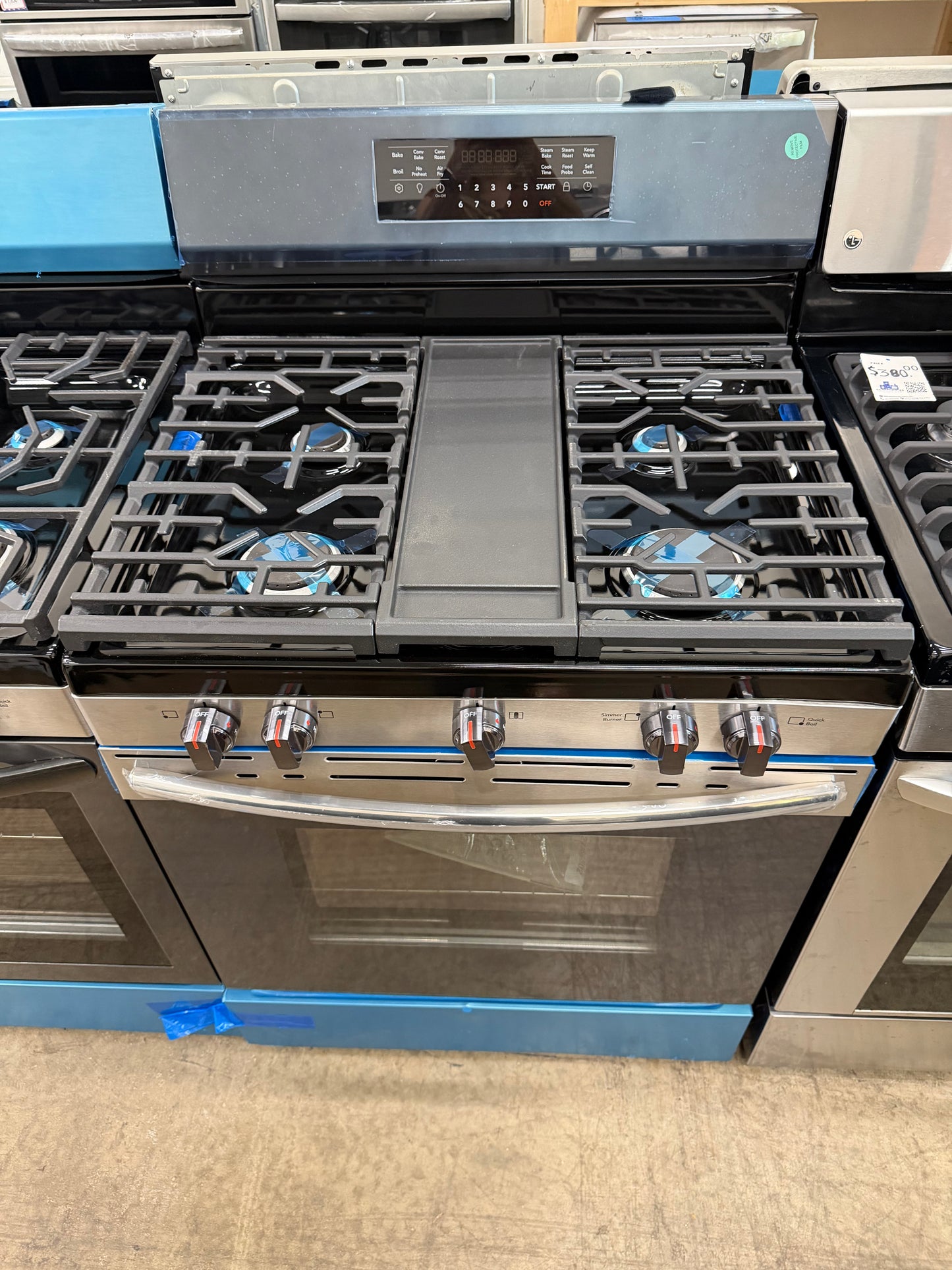 Frigidaire Gallery 30 in 5.1 cu-ft Gas Range with No Preheat + Air Fry in Smudge Proof Black Stainless Steel-Model #GCRG3060BDA