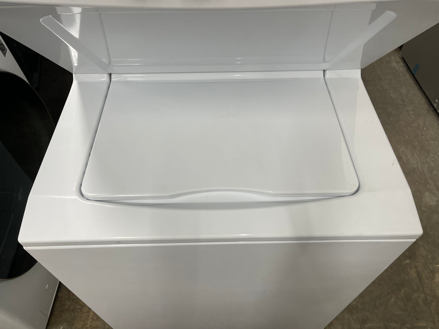 GE Spacemaker  GTUP270EMWW
27 Inch Electric Laundry Center with 3.3 cu. ft. Washer, 5.9 cu. ft. Dryer, 9 Wash Cycles, 4 Dry Cycles, Auto-Load Sensing and Cycle Status Lights