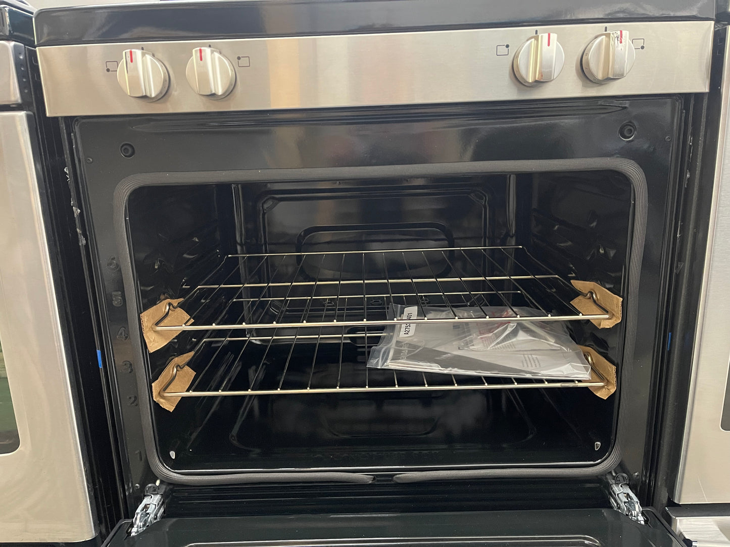 Frigidaire  FCRE3062AS
30 Inch Freestanding Electric Range with 5 Elements, 5.3 cu. ft. Capacity