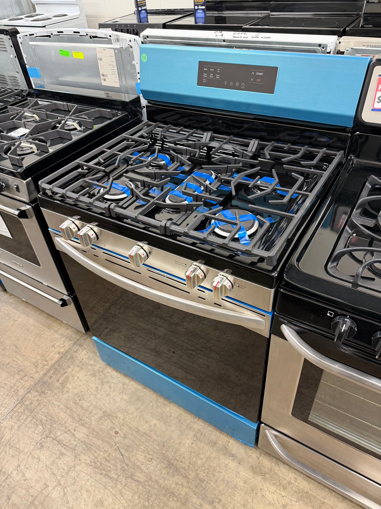 Frigidaire 30-in 5 Burners 5.1-cu ft Air Fry Convection Oven Freestanding Gas Range in Stainless Steel-Model #FCRG3083AS