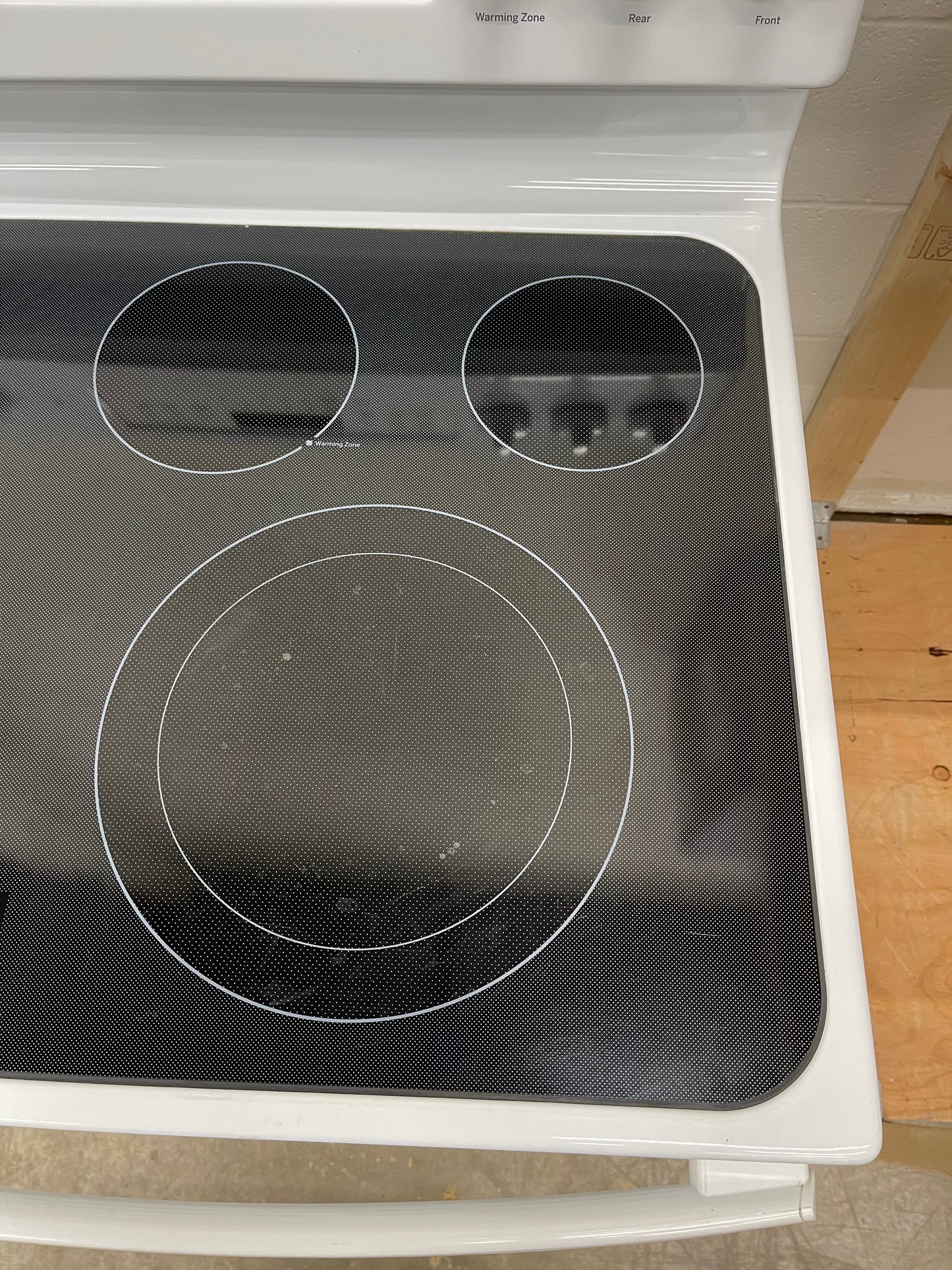 GE  JB750DJWW
30 Inch Freestanding Electric Range with True Convection, Fast Preheat, Power Boil, Warming Zone, Steam Self-Clean and 5 Smoothtop Elements 5.3 cu. ft. Oven: White