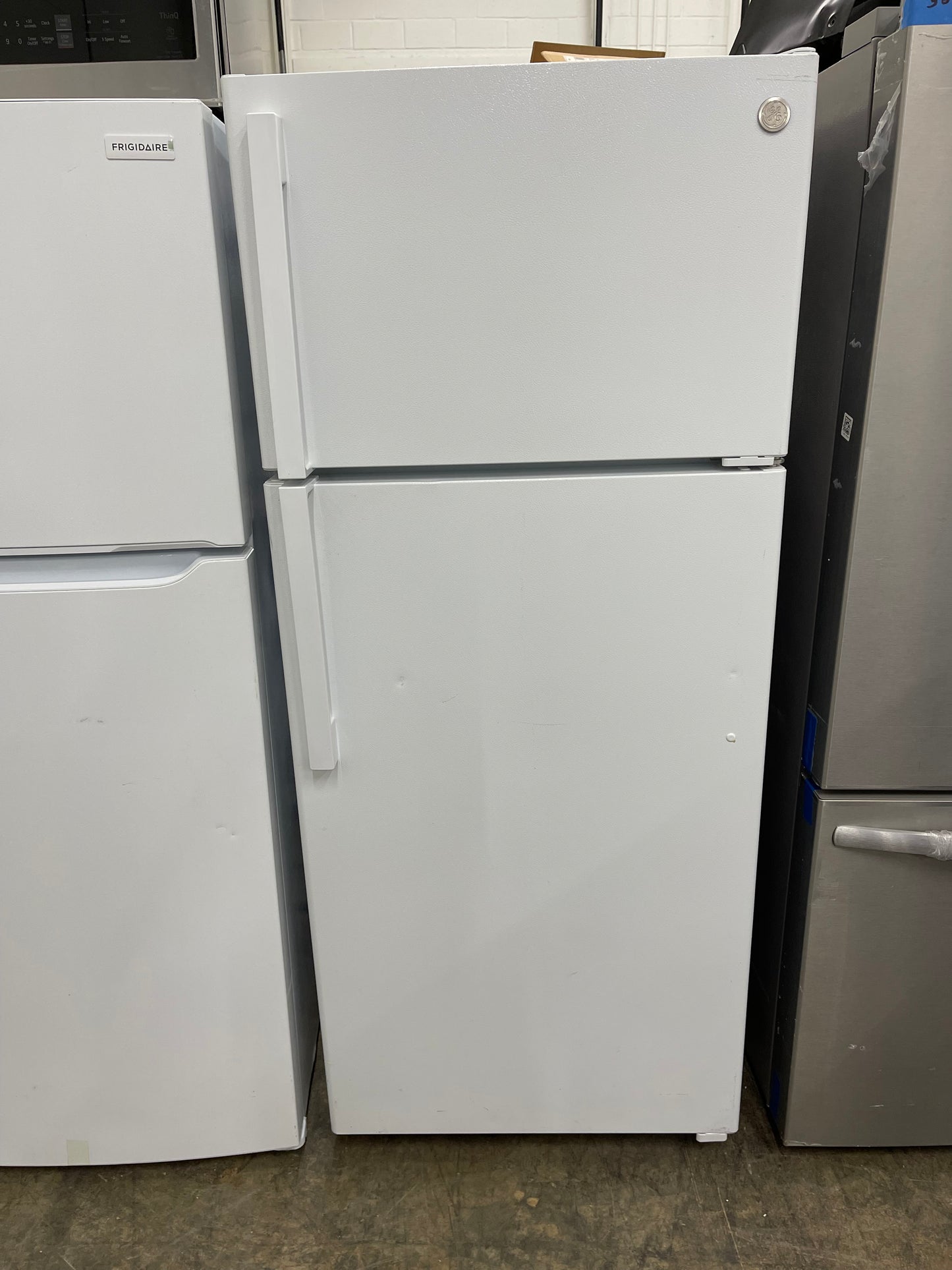 GE  GTS18GTNRWW
28 Inch Top Freezer Refrigerator with 17.5 Cu. Ft. Total Capacity, Adjustable Edge to Edge Glass Shelves, Sliding Deli Drawer, LED Lighting, Spillproof Freezer Floor, Gallon Door Storage, and Sabbath Mode: White