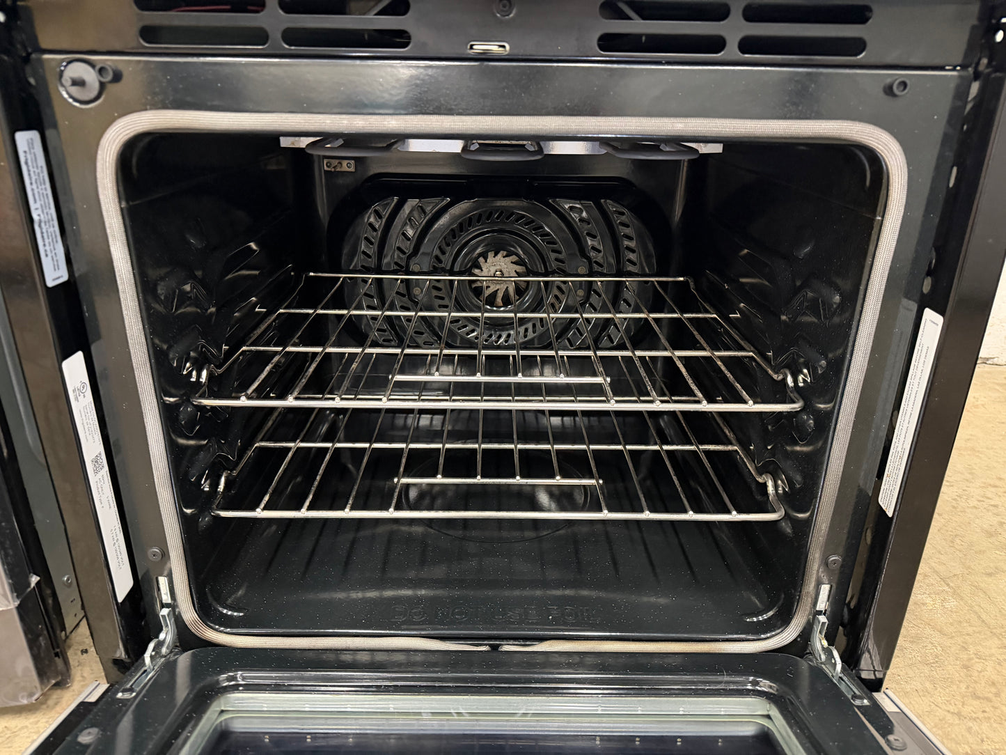 Frigidaire  GCWS2767AF
27 Inch Single Electric Wall Oven with Air Fry, 3.8 Cu.Ft. Capacity, Total Convection, Self Clean, Touch Screen Control Panel, No Pre Heat, Steam Bake, Temperature Probe, Glide Rack, Air Sous Vide, Control Lock, Sabbath Mode