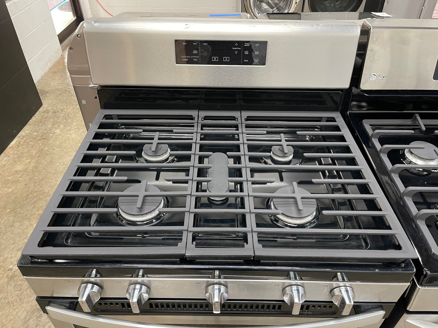 Whirlpool  WFG525S0HS
30 Inch Freestanding Gas Range with Frozen Bake Technology, SpeedHeat Burner, SpillGuard™ Cooktop, Center Oval Burner, Temperature Sensor, Closed Door Broiling, Control Lock and Self-Cleaning: Black-on-Stainless