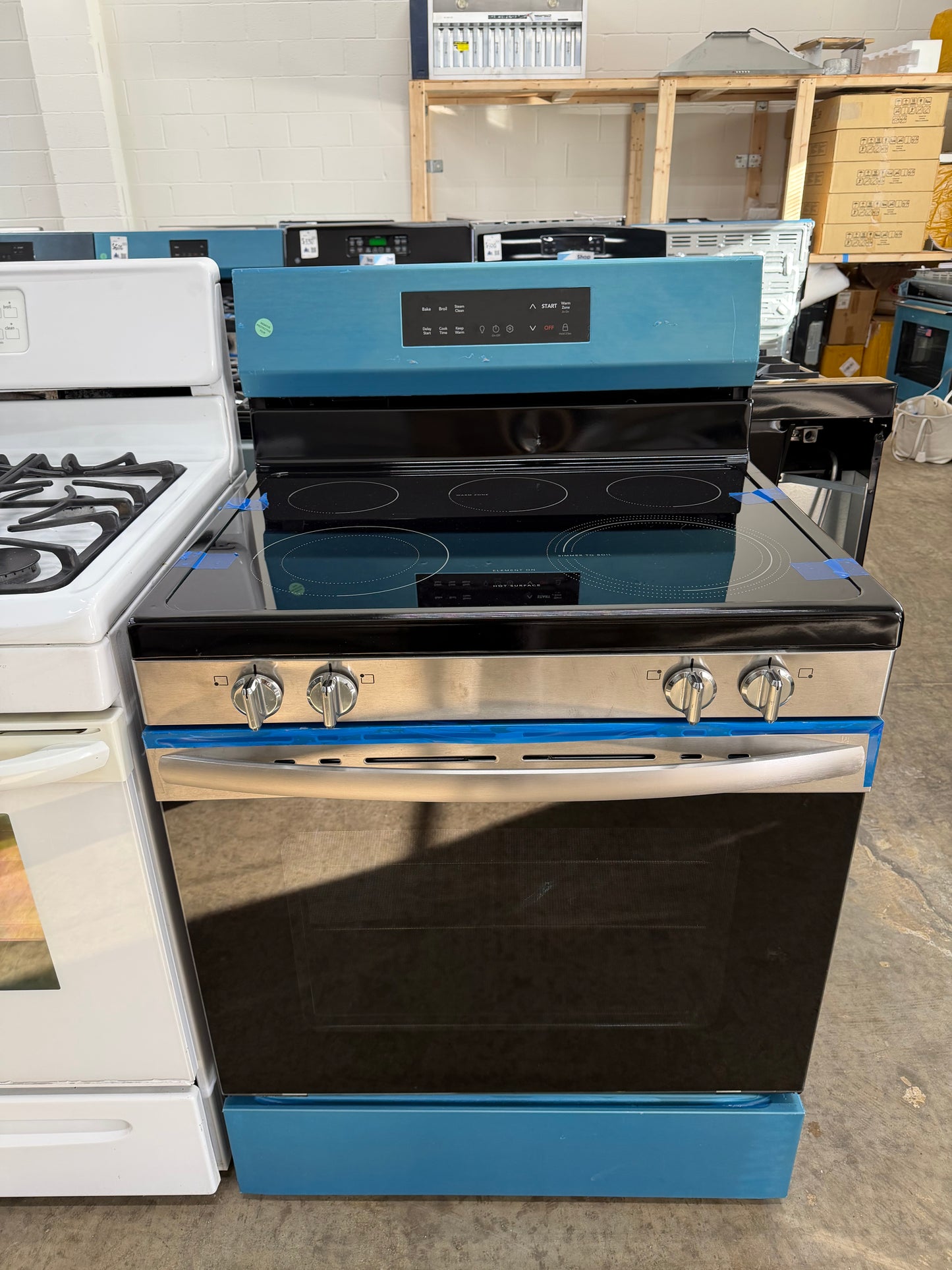 Frigidaire 30-in Glass Top 5 burners 5.3-cu ft Freestanding Electric Range ( Fingerprint Resistant Stainless Steel )
Model #FCRE306LAF