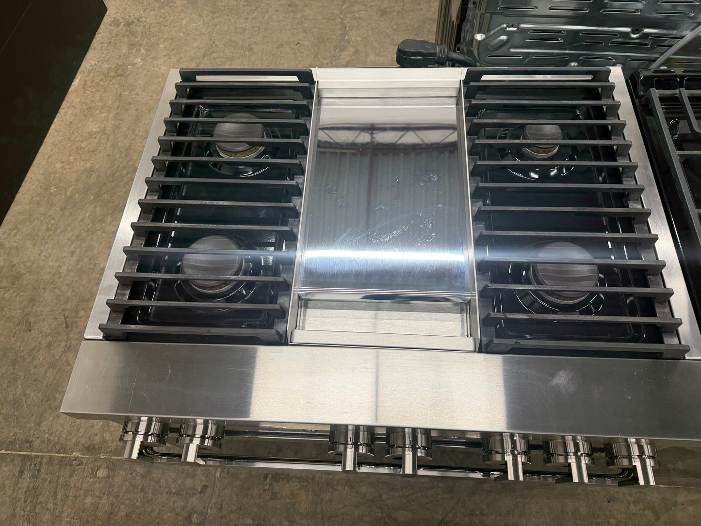 JennAir NOIR   JDRP536HM
36 Inch Smart Dual Fuel Professional Range with 4 Sealed Burners, 5.1 cu. ft. Oven Capacity, WiFi, Smart Integration, Chrome-Infused Griddle, CustomClean , Cinematic Lighting, JennAirCulinary Center, Dual-Fan True Convection, Du