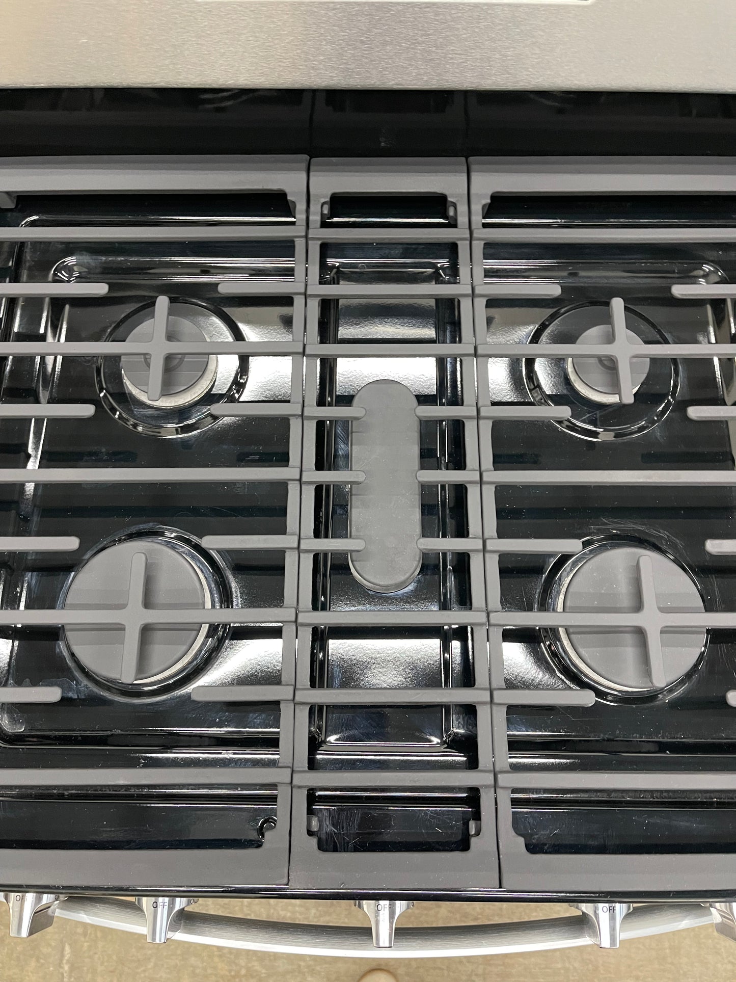 Whirlpool  WFG525S0HS
30 Inch Freestanding Gas Range with Frozen Bake Technology, SpeedHeat Burner, SpillGuard™ Cooktop, Center Oval Burner, Temperature Sensor, Closed Door Broiling, Control Lock and Self-Cleaning: Black-on-Stainless