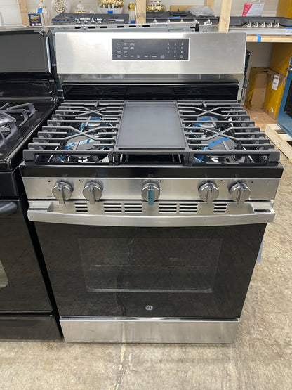 GE  GGF600AVSS
30 Inch Freestanding Gas Smart Range with 5 Sealed Burners, 5.3 cu. ft. Convection Oven, Power Boil Burner, Griddle, Storage Drawer, WiFi, Enhanced Shabbos Mode Built In, and Steam Clean: Stainless Steel