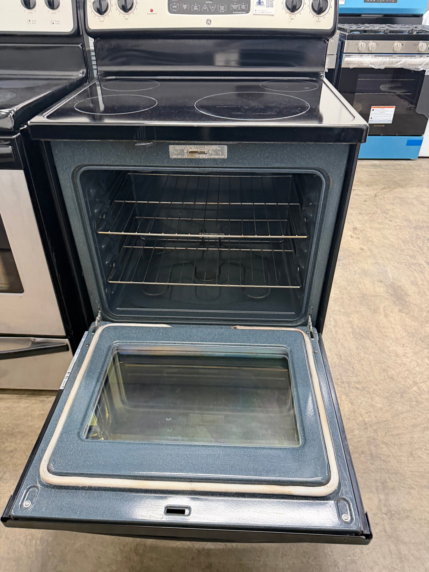 GE CleanDesign  JB640MPBS
30 Inch Electric Range with 4 Radiant Elements, 5.3 cu. ft. Self-Clean Oven, Dual Element Bake, Sabbath Mode, Storage Drawer and QuickSet III Controls: CleanSteel